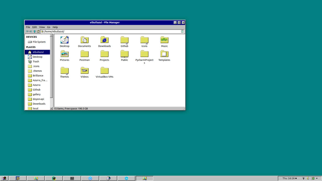 以 4K 解析度欣賞 Windows 95 的懷舊設計 壁紙 — 電腦檔案管理員視窗顯示資料夾，如桌面、文件及下載，背景為純青色桌面。