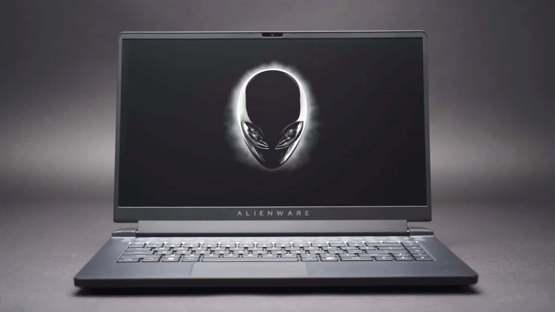 Alienware 遊戲筆記型電腦，螢幕上有發光的外星人標誌