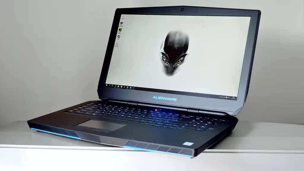 Alienware 遊戲筆記型電腦，帶有藍色背光和屏幕上外星人標誌。