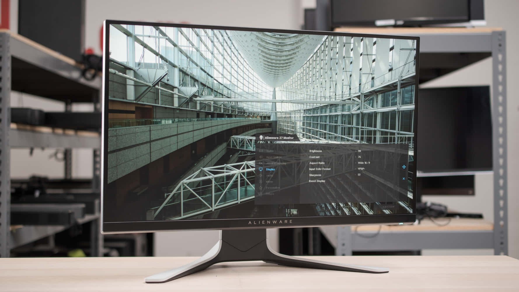Alienware 遊戲顯示器顯示中庭畫面及設定選單
