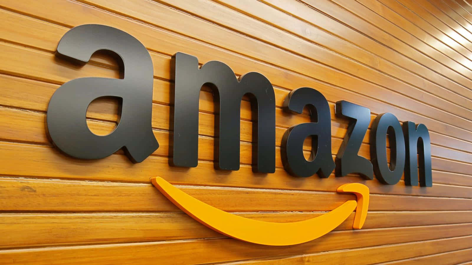 企業辦公室木牆上的Amazon標誌