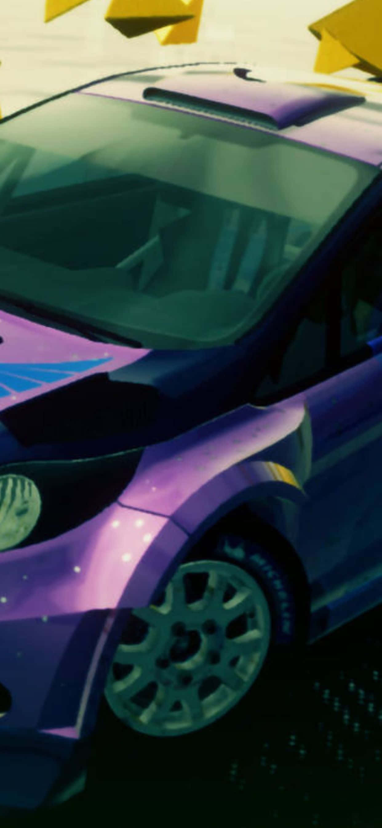 以 Apple iPhone Xs Max 在《Dirt 3》中駕馭賽道 壁紙 — 充滿活力的紫色賽車，帶有發光裝飾和背景中的幾何黃色形狀。