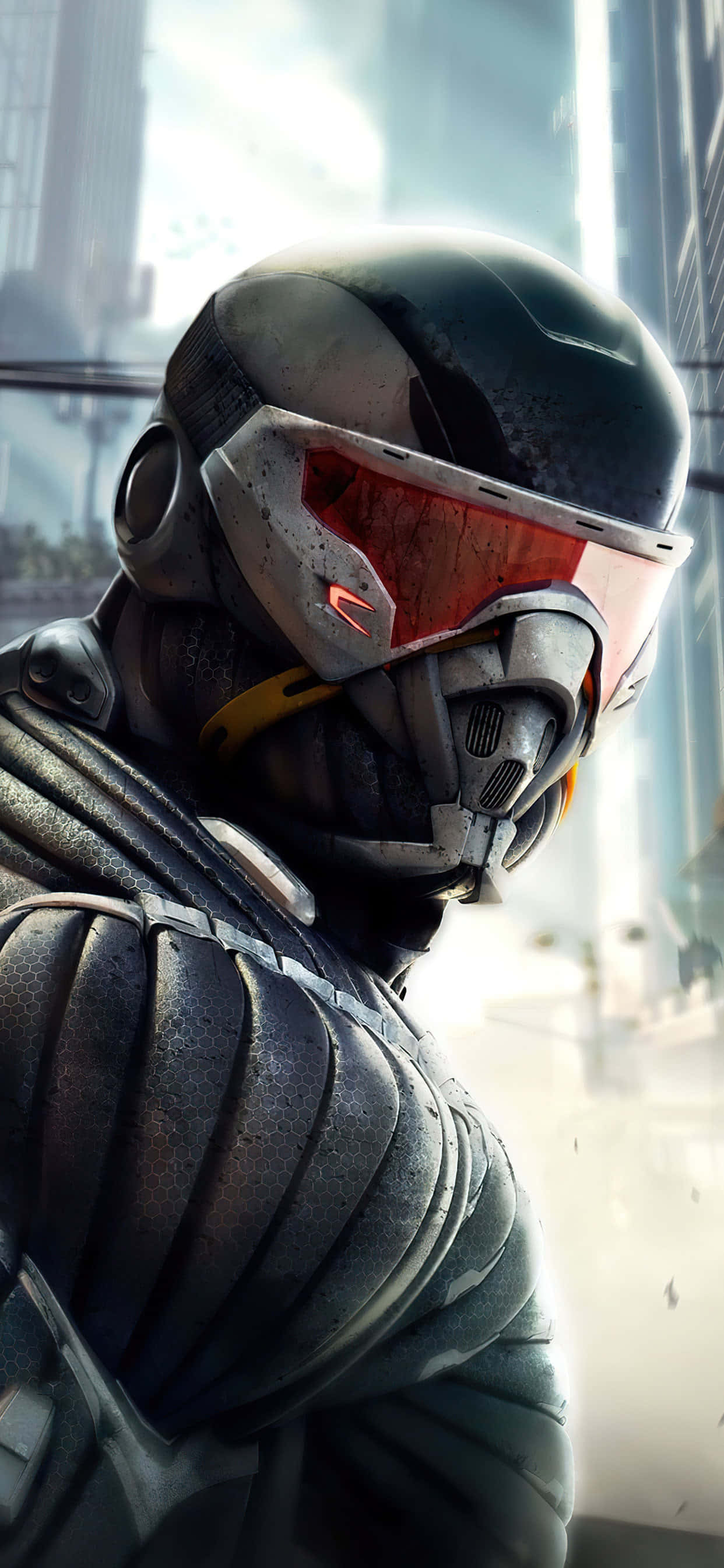 以 Apple iPhone XS Max 與 Crysis Warhead 步入未來 壁紙 — 一名未來戰士戴著破舊頭盔，配備發光紅色護目鏡，站在陽光普照的城市峽谷中。