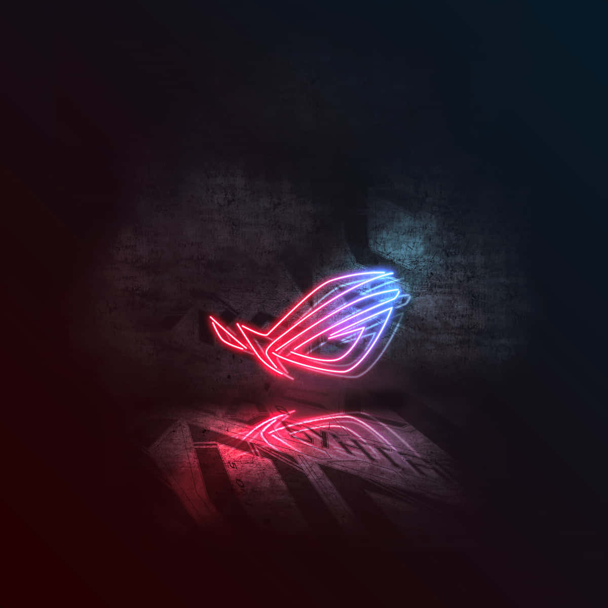 以 ASUS ROG 稱霸遊戲世界！ 壁紙 — 一個發光的紅色和藍色ROG標誌霓虹燈牌，在黑暗的工業環境中，在紋理混凝土表面上投射出鮮豔的倒影。