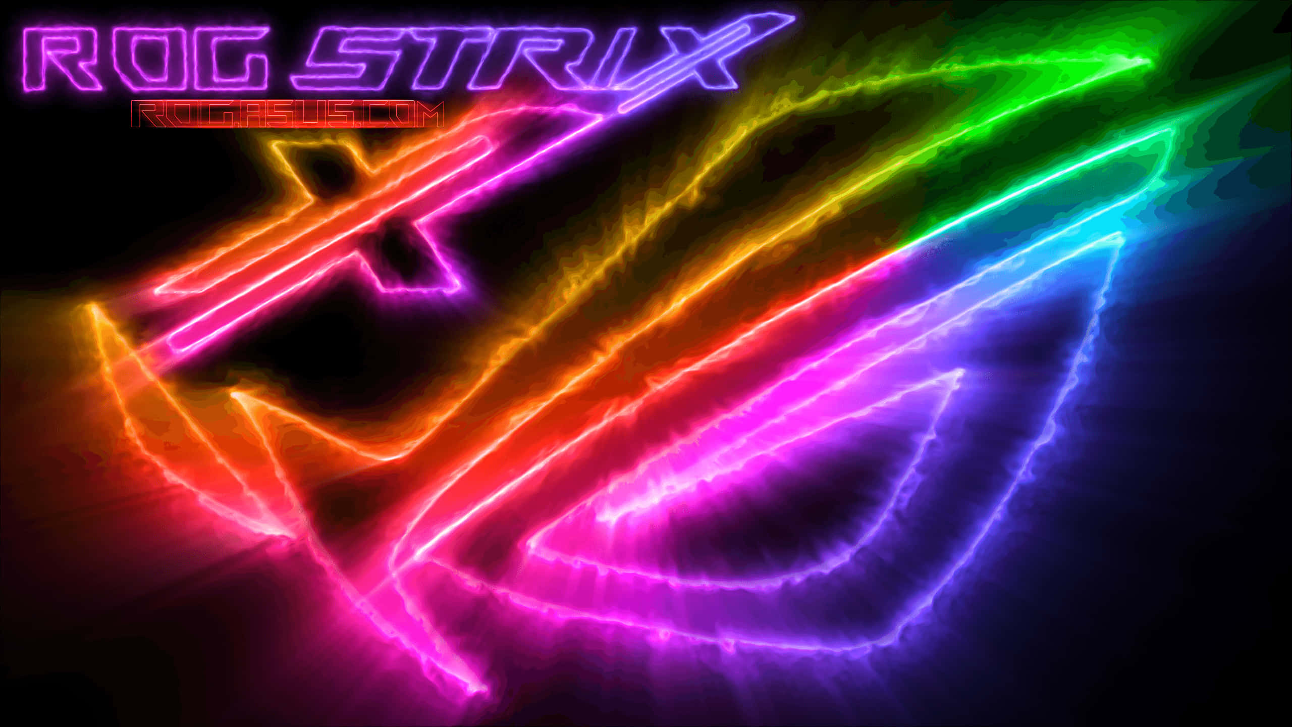 以 ASUS ROG 設備準備您的戰鬥站點 壁紙 — 鮮豔的霓虹ROG Strix標誌在黑暗背景上散發出電光彩虹色調。