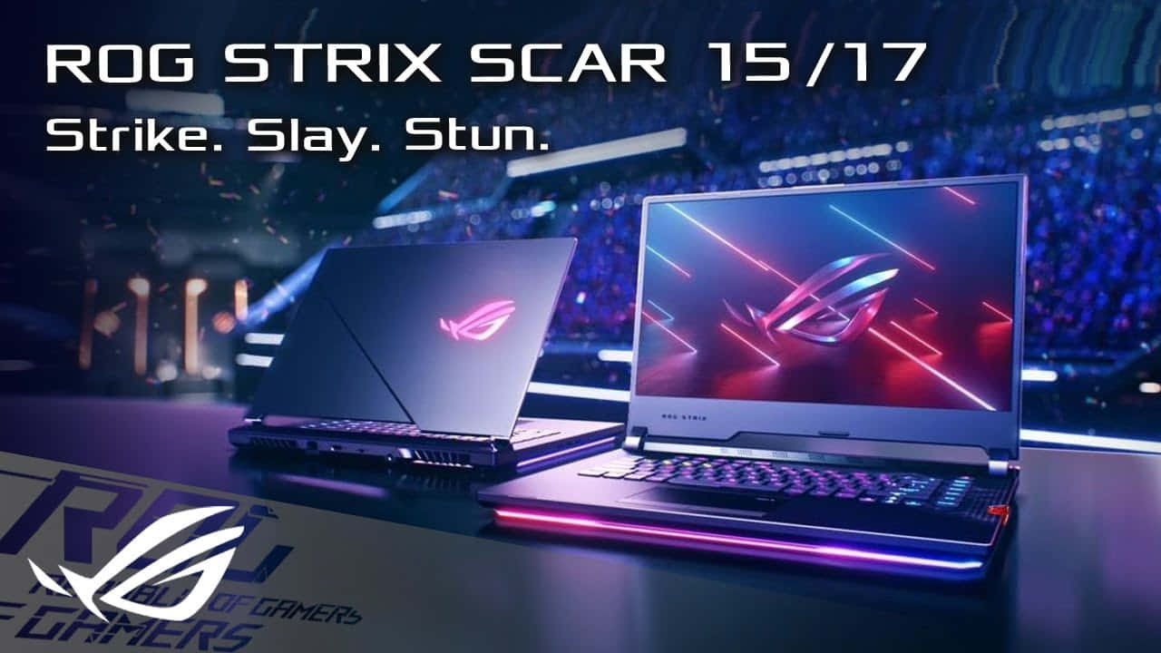 兩部 ROG Strix Scar 遊戲筆記型電腦在舞台上發出 RGB 燈光，周圍有群眾。