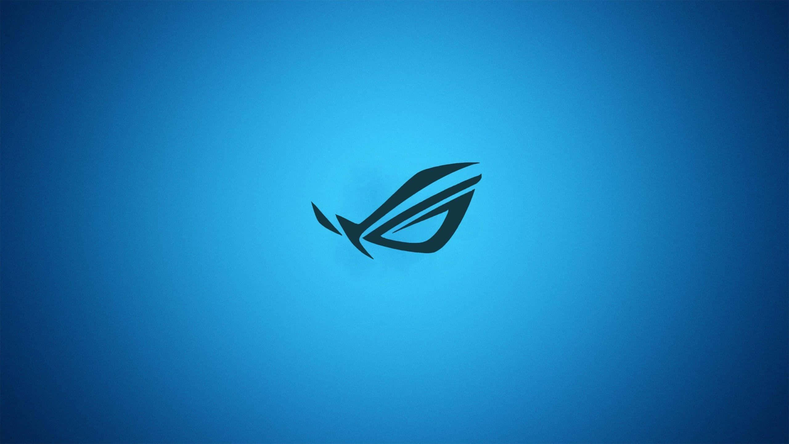以 ASUS ROG 開啟遊戲新世界 壁紙 — 一個時尚的黑色ROG標誌居中於漸變藍色背景上，帶有柔和燈光。