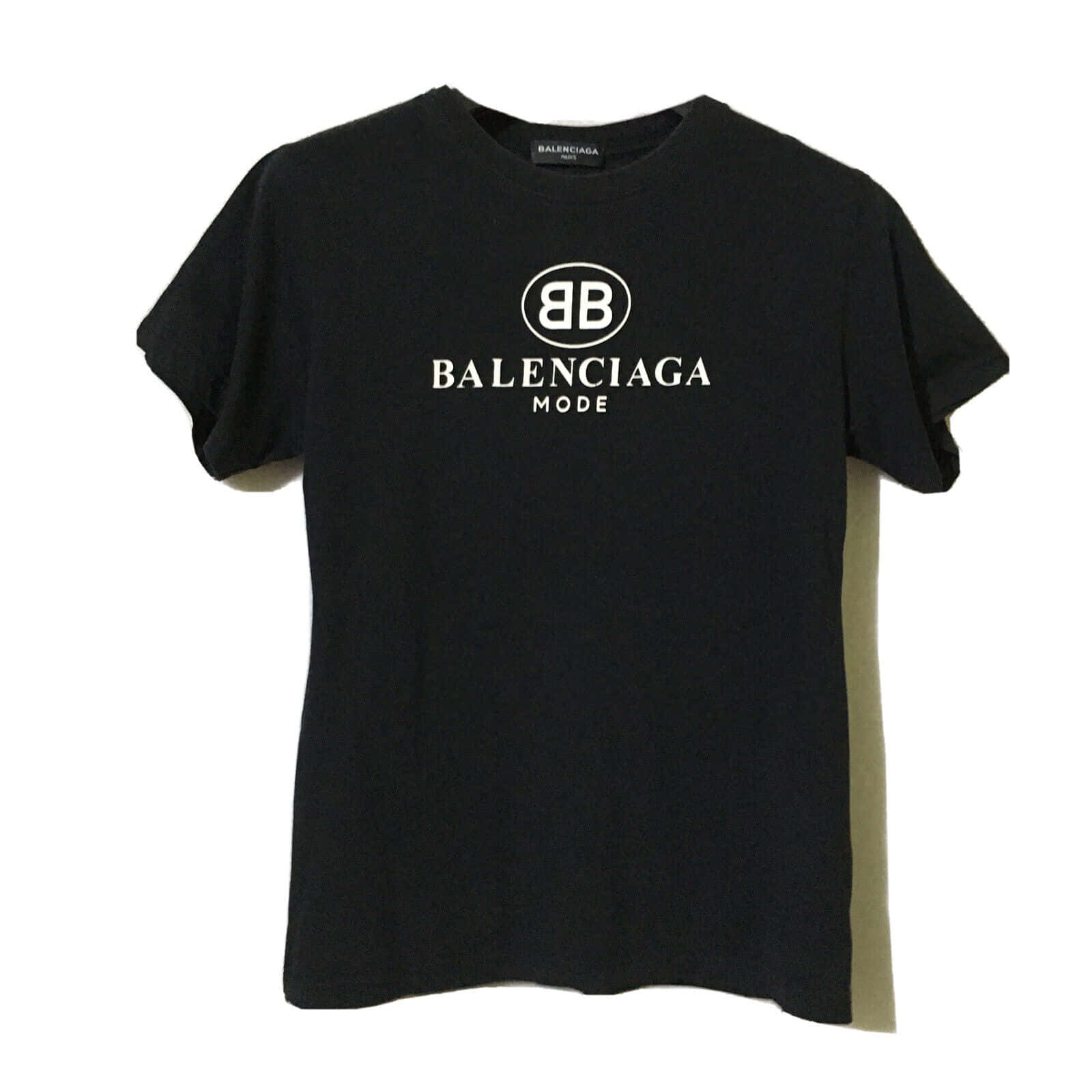 黑色Balenciaga Mode T恤，白色標誌在純白色背景上。
