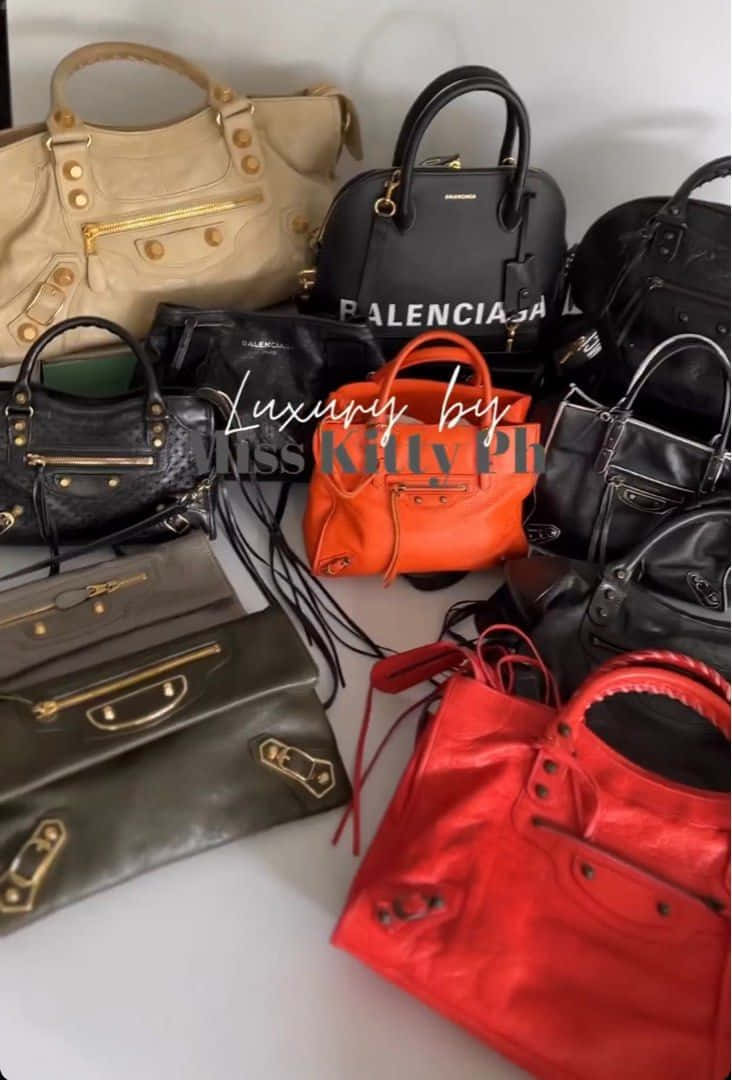 在白色背景上展示的彩色 Balenciaga 手袋系列。