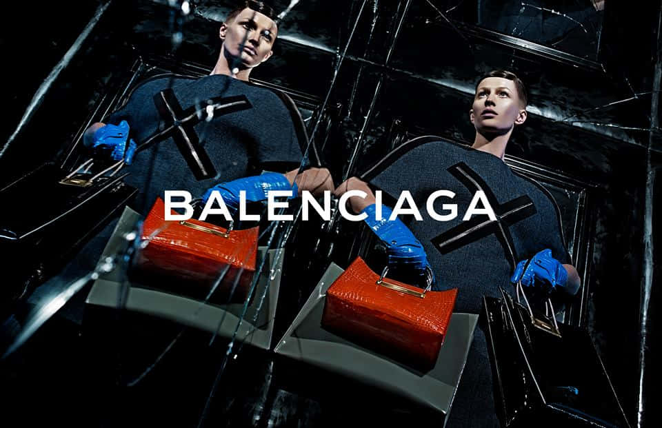 兩個在破碎玻璃場景中手持紅色手袋的人體模型，帶有Balenciaga品牌標誌。