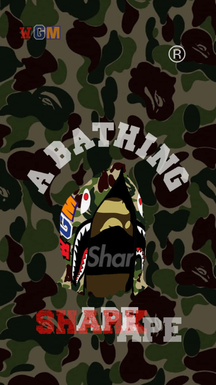 迷彩背景，上面有鯊魚頭猿猴標誌和粗體文字 A BATHING APE。