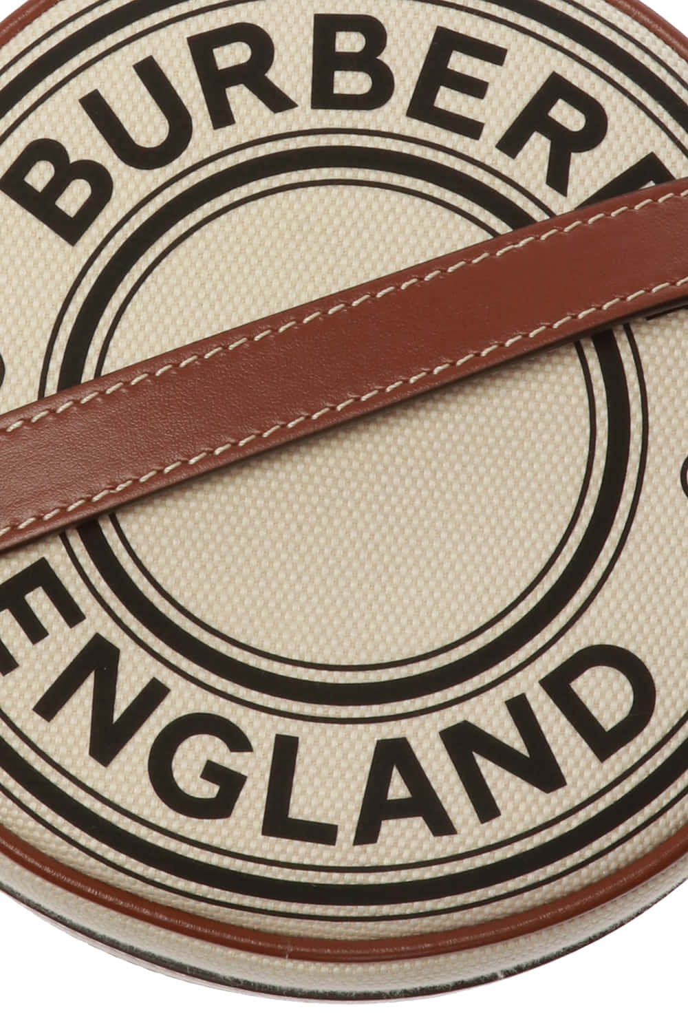 Burberry England 標誌手袋，配棕色皮革肩帶和白色縫線。