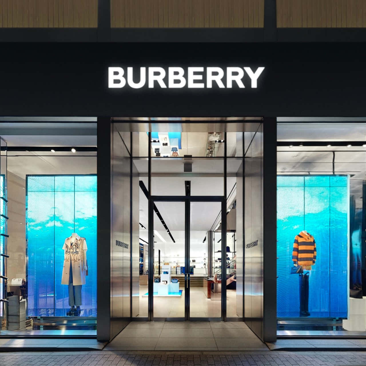 Burberry商店正面，設有玻璃門和顯示服裝的藍色數碼顯示屏。