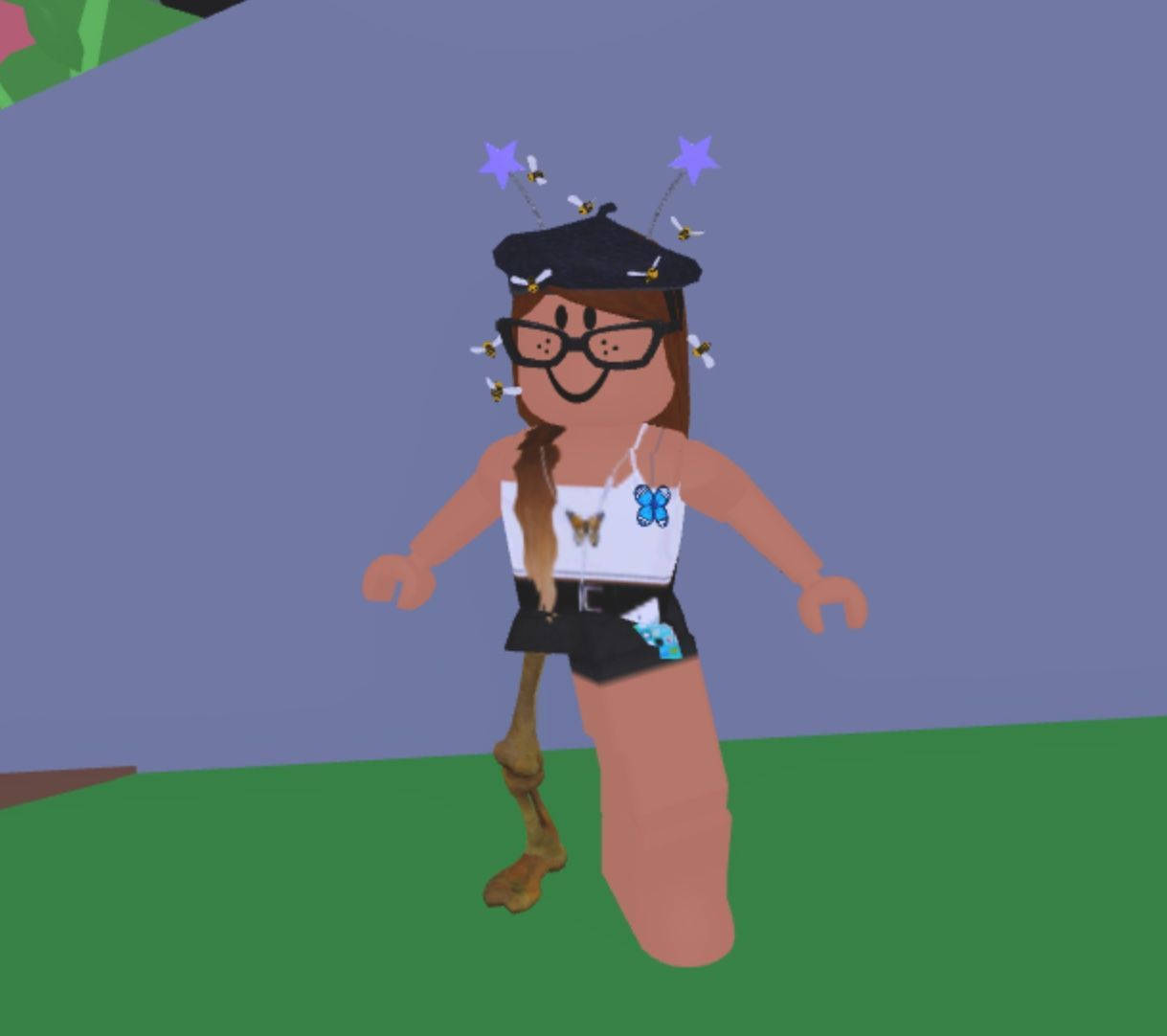 戴著眼鏡和飾有蜜蜂和星星貝雷帽的Roblox虛擬角色