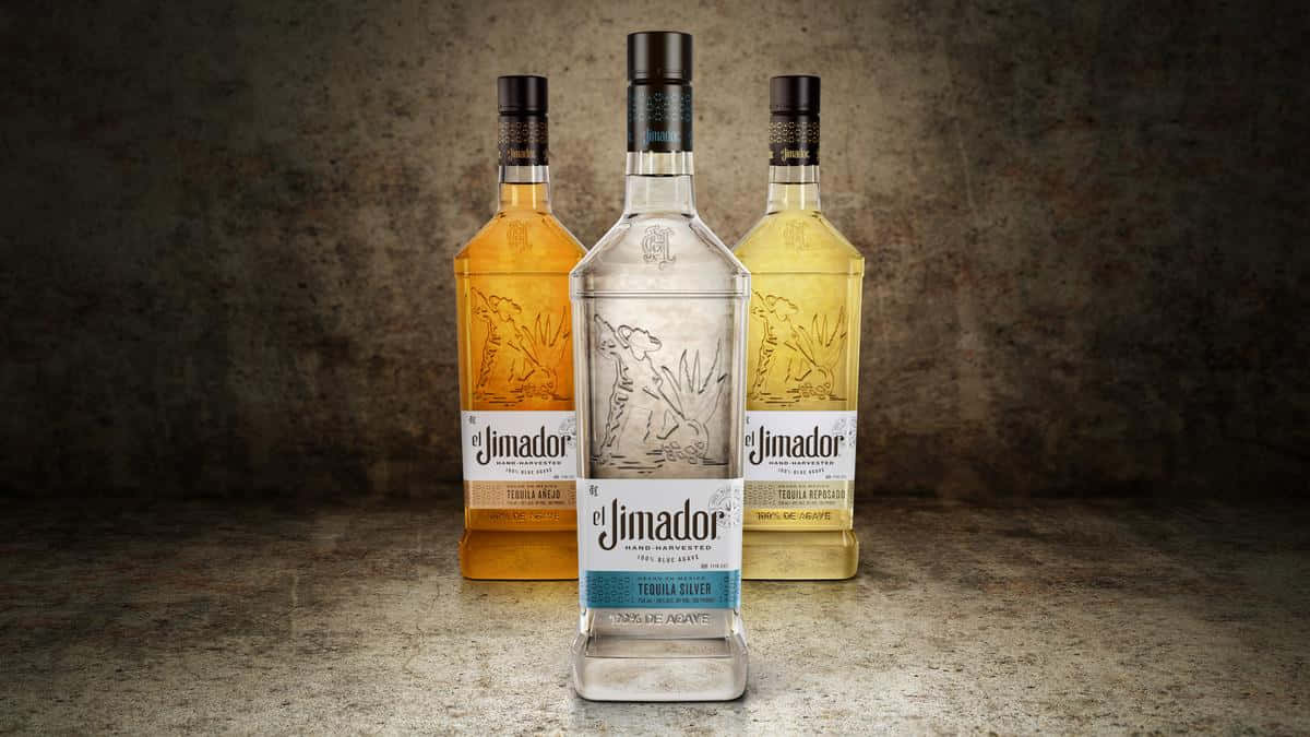 三支El Jimador龍舌蘭酒瓶展示在混凝土表面上。