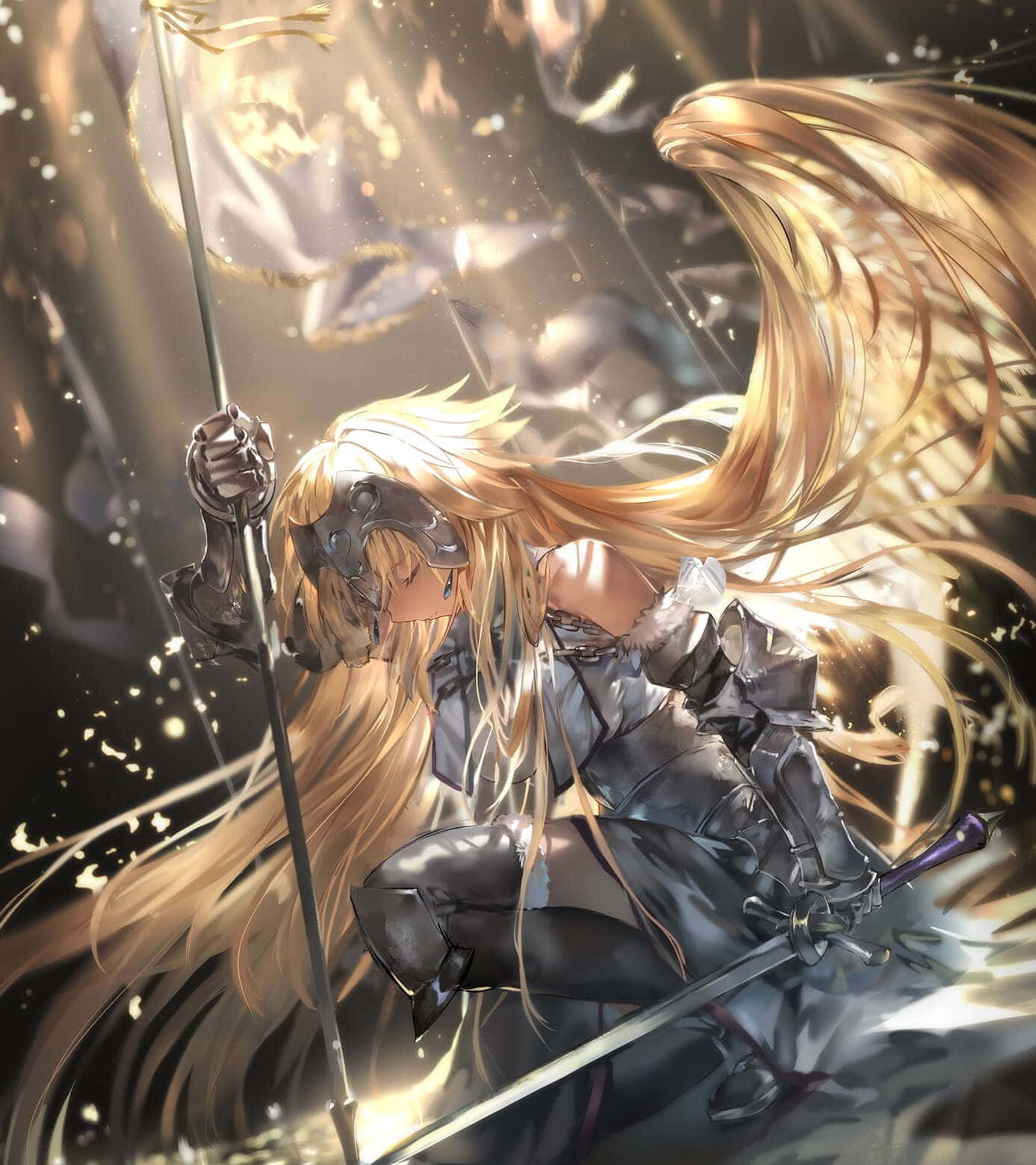 以《Fate/Grand Order》提升你的戰鬥等級 壁紙 — 一位金髮動漫戰士身穿暗色盔甲，在金色光芒和漂浮碎片中揮舞劍和長矛。
