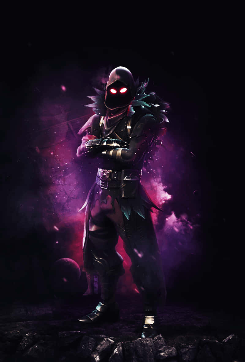 以《Fortnite》烏鴉皮膚展現威嚇外貌。 壁紙 — 一個戴著兜帽的戰士，雙眼發出紅光，挑釁地站在岩石地形上，背景是旋轉的宇宙紫色星雲。