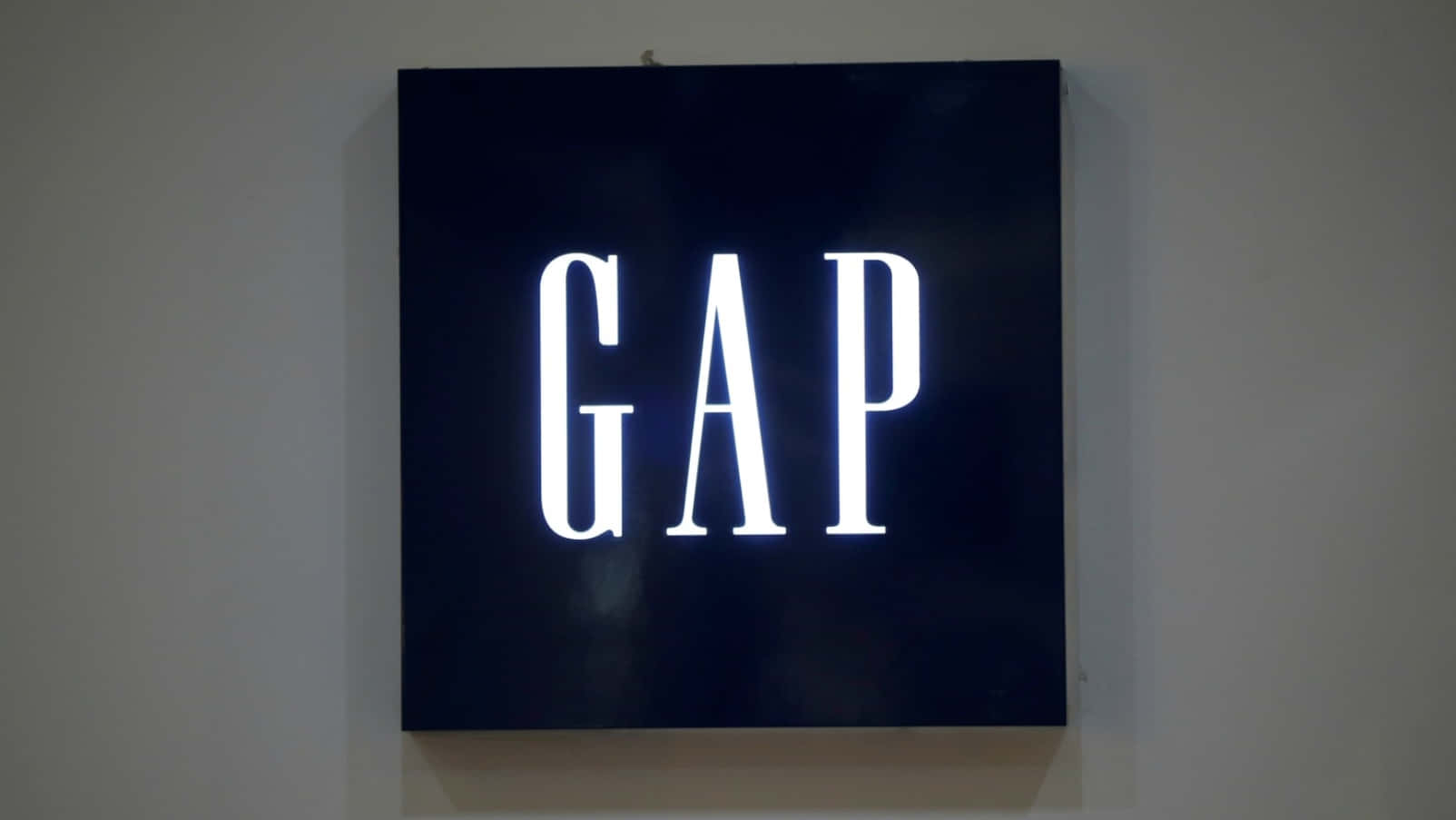 GAP商店招牌，黑色背景上帶有發光的白色字母。