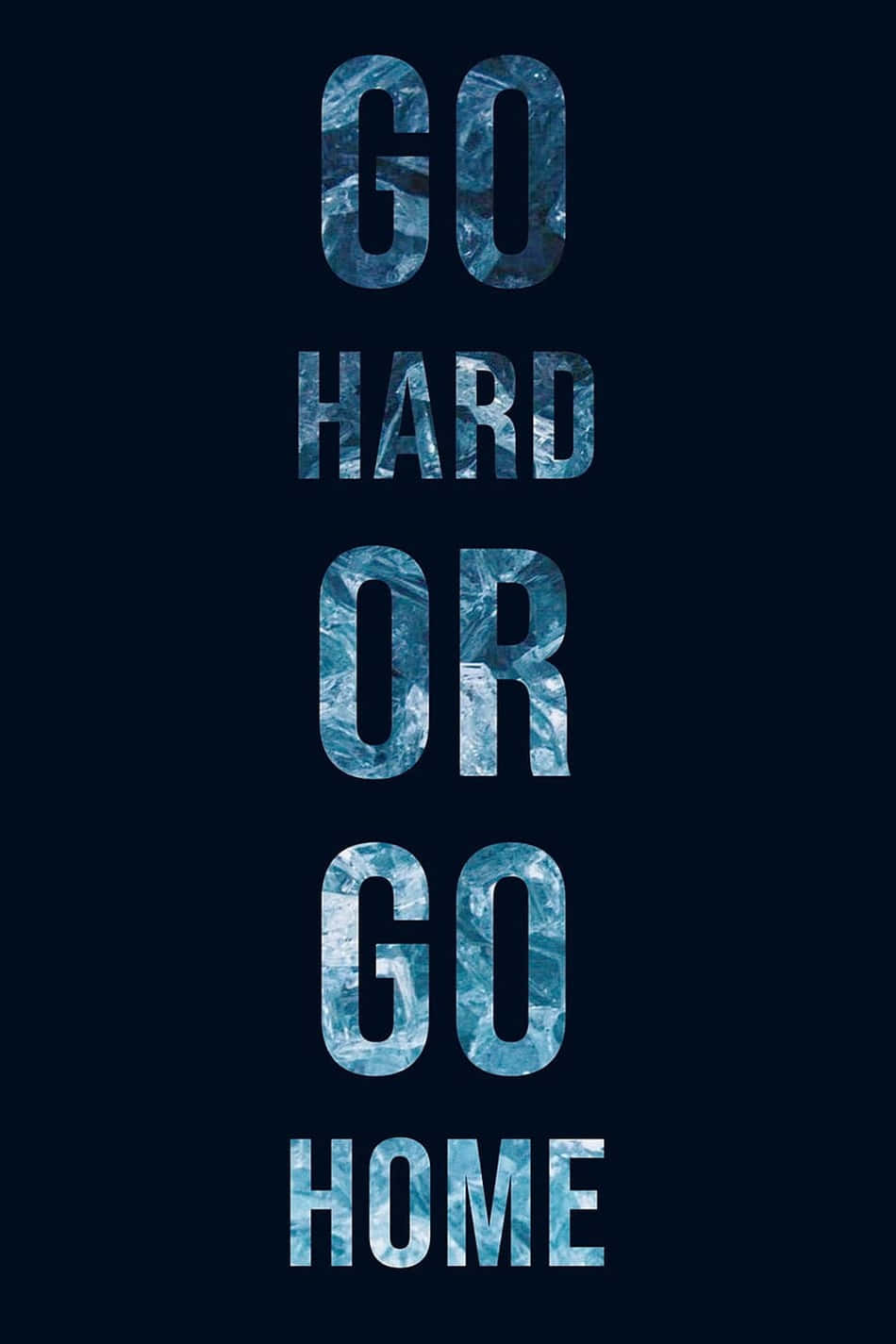 勵志短語 GO HARD OR GO HOME 以冰藍色分形文字顯示在深色背景上