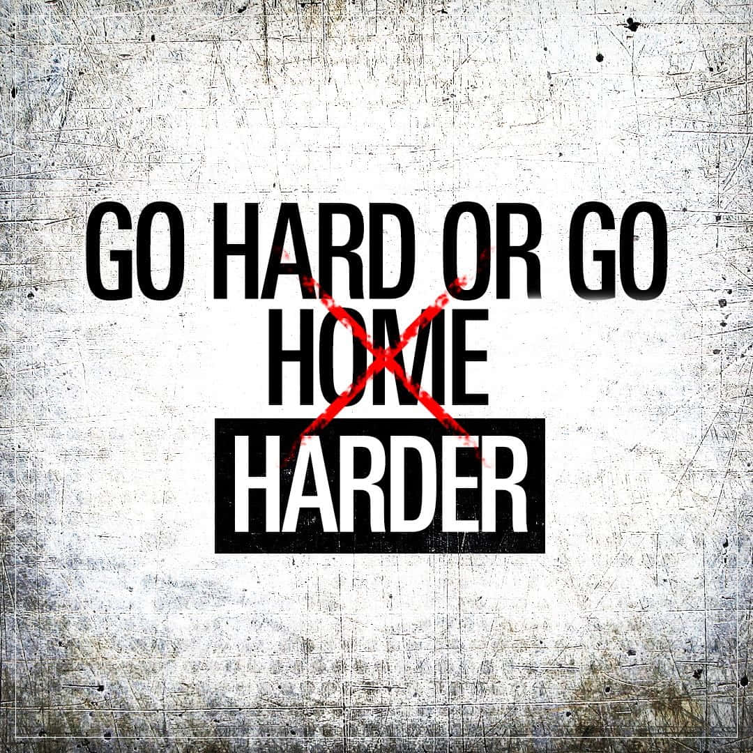 勵志語錄，內容為go hard or go harder，並劃掉了home。