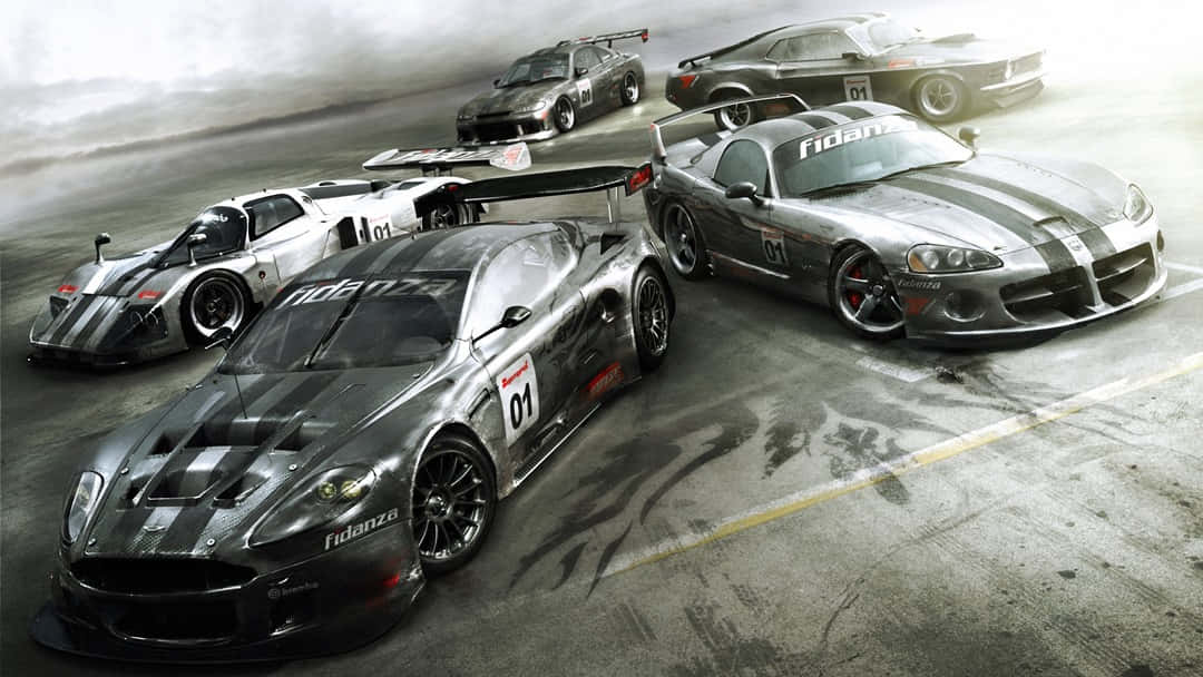 以 Grid Autosport 加速前進 壁紙 — 四輛帶有黑色條紋的時尚銀色賽車停在潮濕的混凝土賽道上，天空多雲。