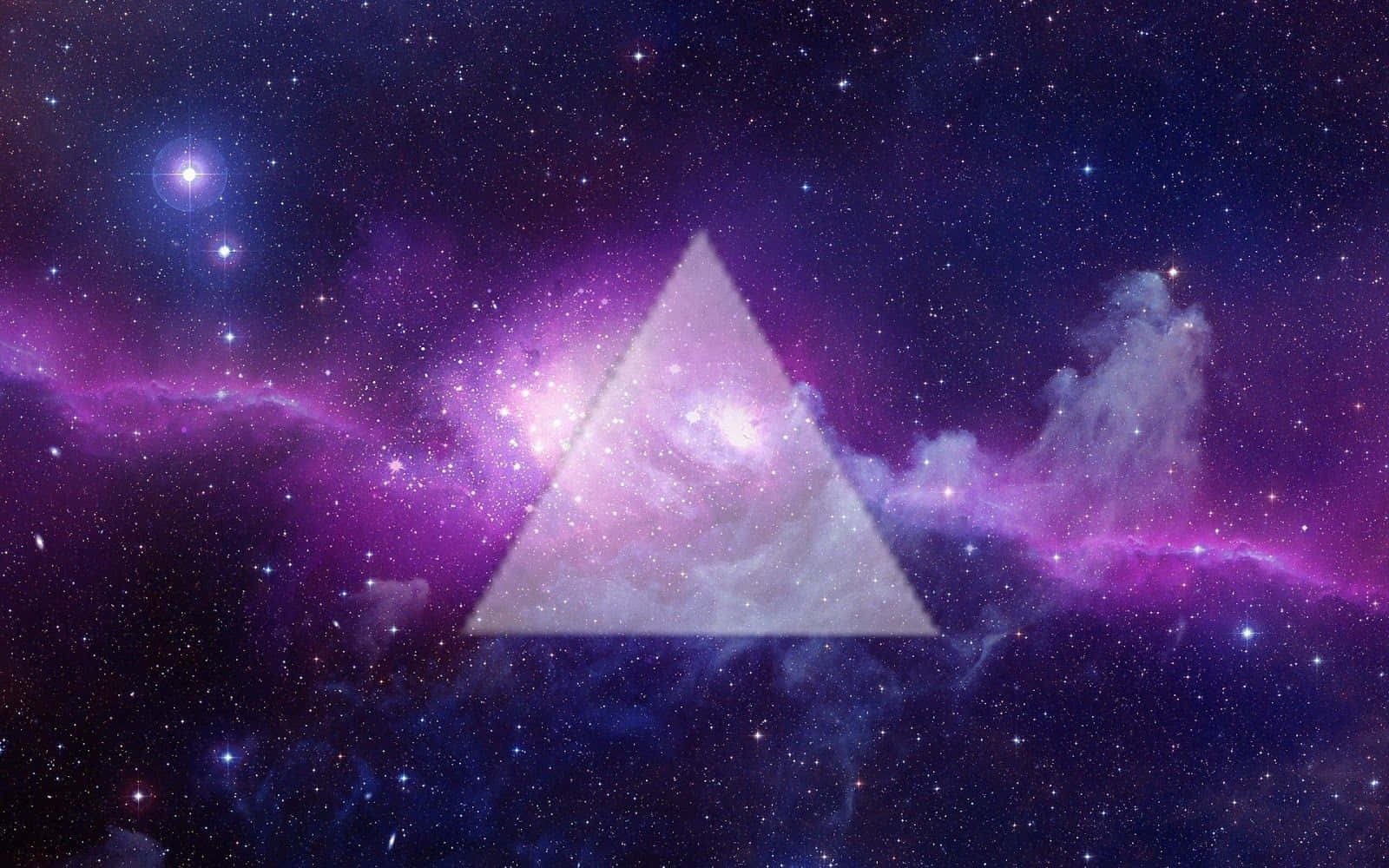 在充滿活力的紫色和藍色星空場景中的發光三角形。