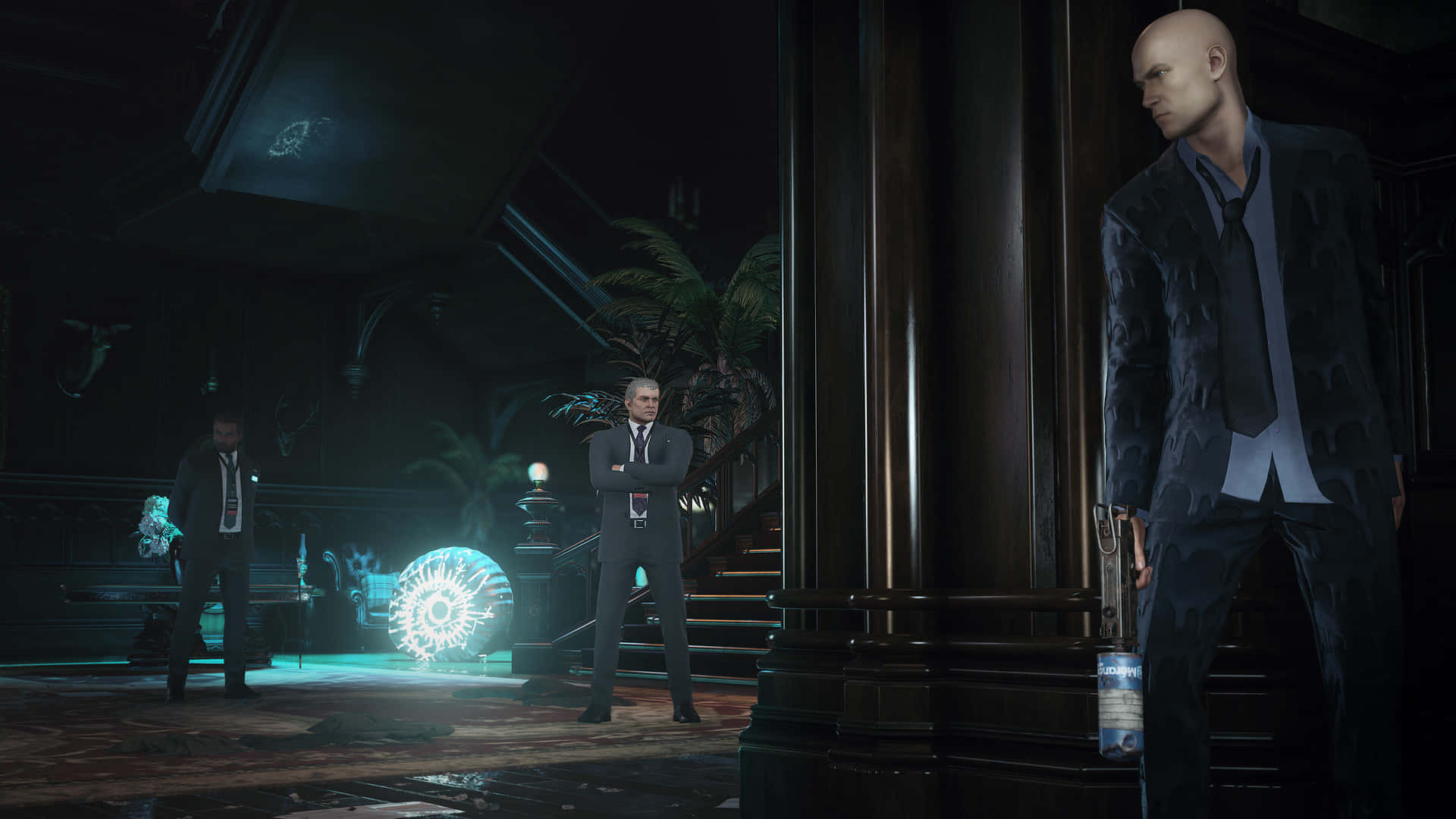 以《Hitman 2》掌握刺殺世界 壁紙 — 一個光頭刺客穿著西裝，站在燈光昏暗的豪宅走廊中，周圍有發光的藍色能量球和其他穿西裝的男人。