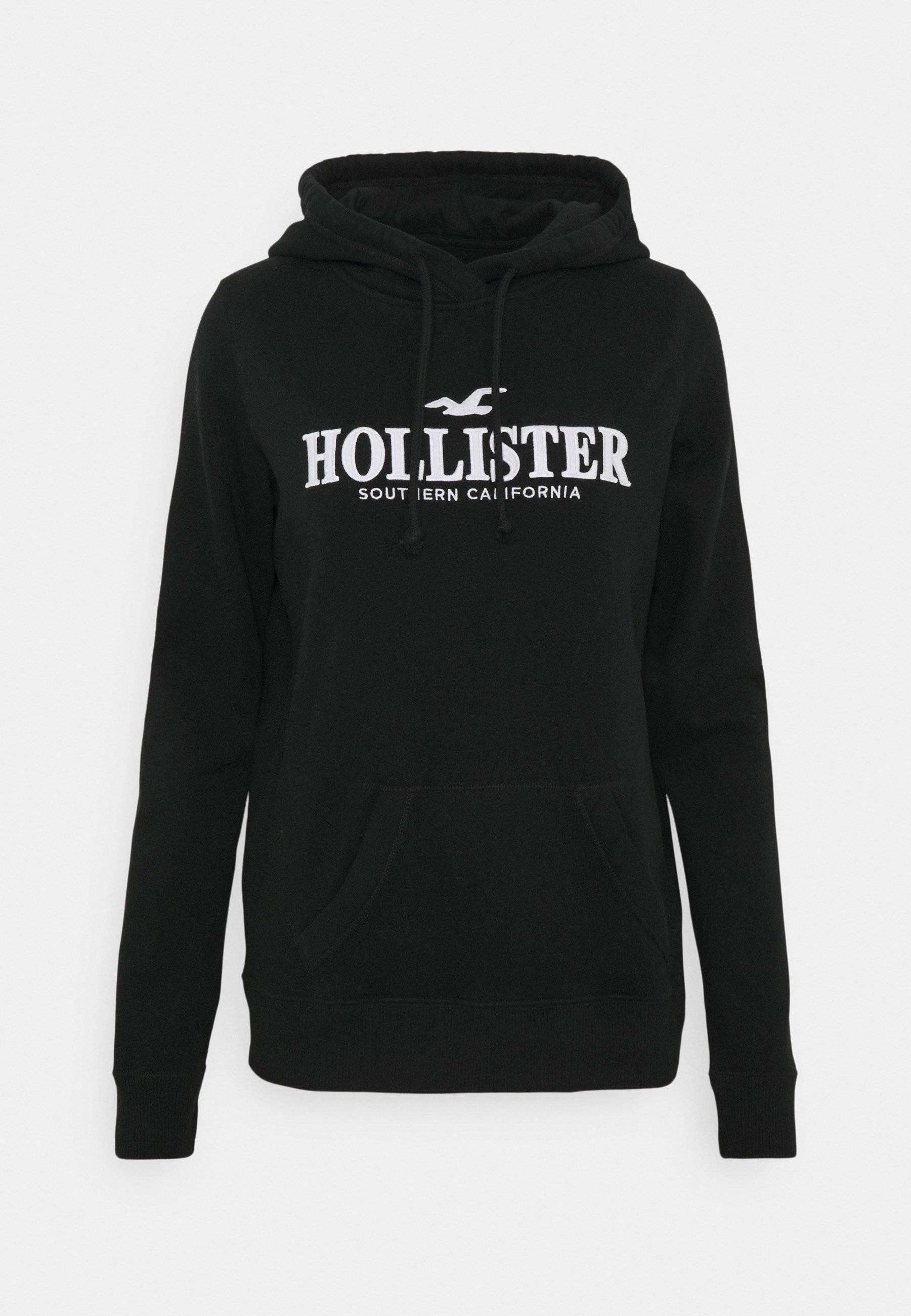 以 Hollister 黑色連帽外套展現街頭風格 壁紙 — 黑色Hollister連帽衛衣，帶白色標誌和抽繩，展示在純白色背景上。