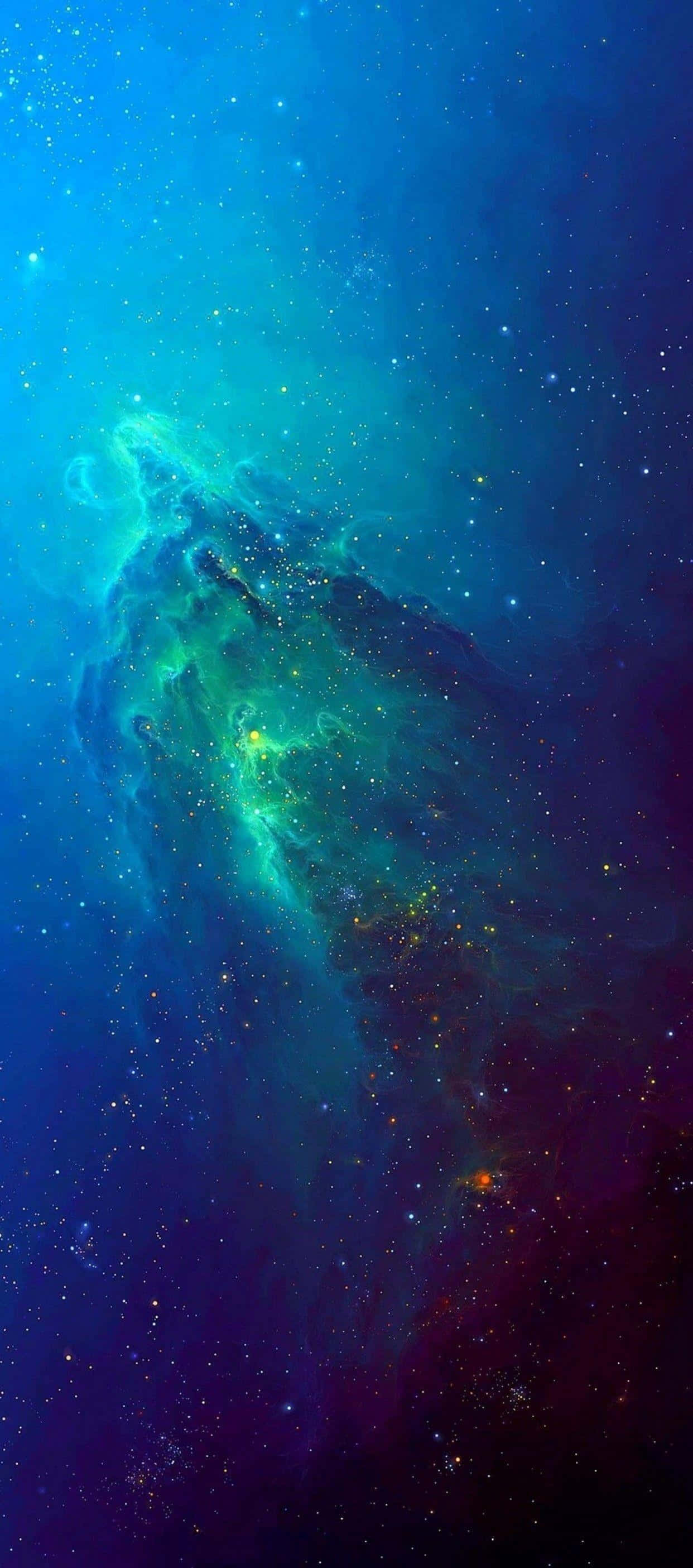 以 iPhone 11 擴展無限可能 壁紙 — 一個宇宙星雲在充滿活力的藍綠色和深紫色中旋轉，背景是星空，在宇宙天空下。
