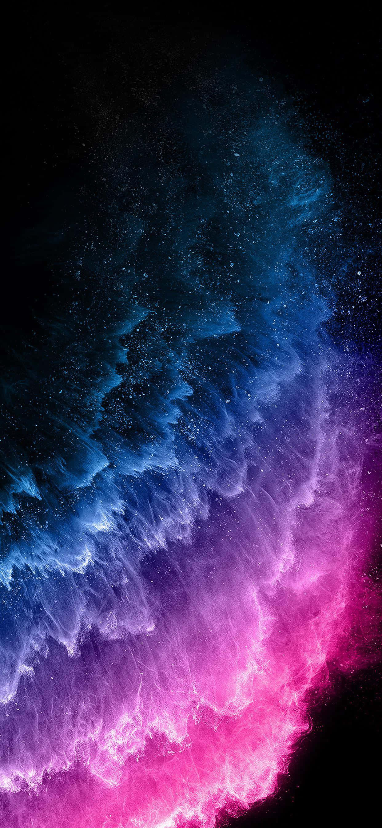 以 iPhone 11 解鎖，隨時隨地暢遊無限 壁紙 — 充滿活力的宇宙星雲在電光藍和洋紅色中旋轉，背景是繁星點點的黑色虛空。