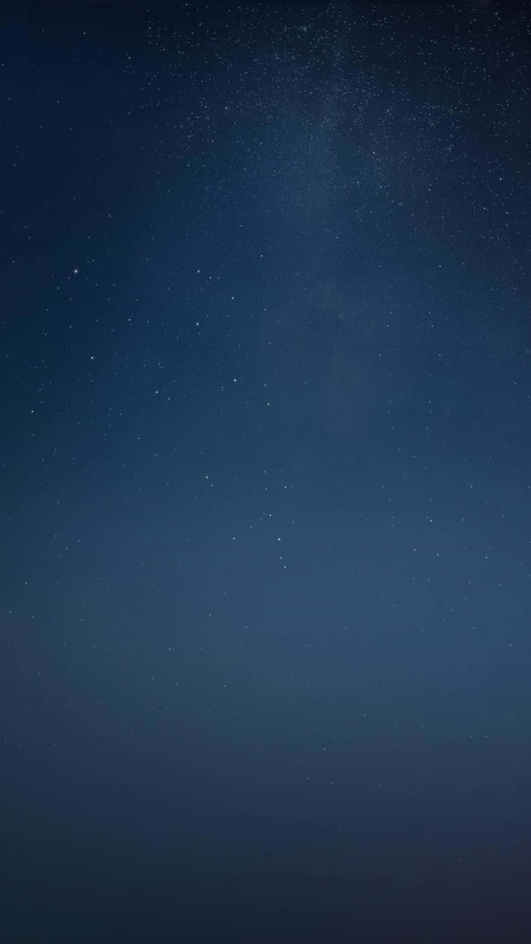 繁星點點的夜空，銀河微弱地閃爍著深藍色調。