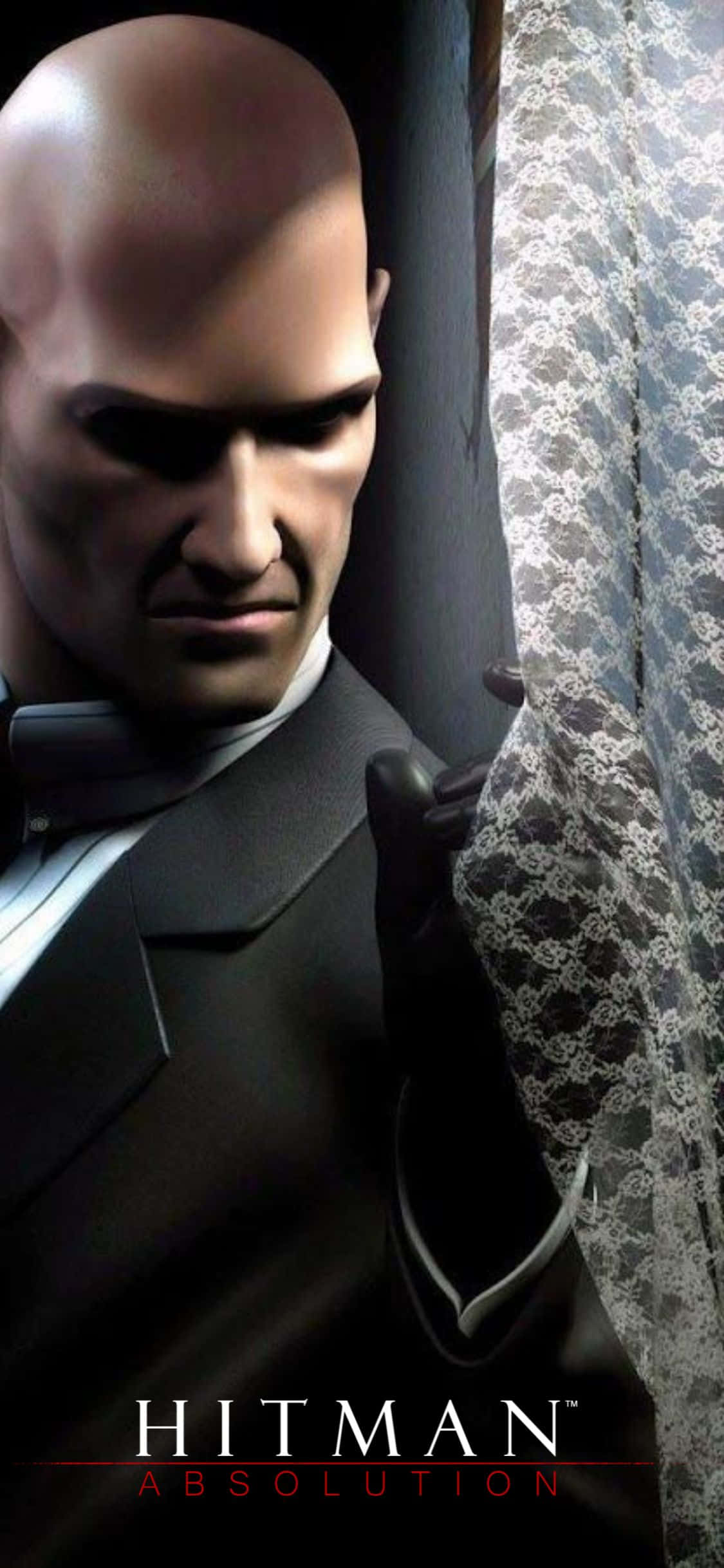 以 iPhone X《Hitman Absolution》時尚暗殺，擊倒目標 壁紙 — 一個光頭刺客穿著黑色西裝，在昏暗的房間裡從蕾絲窗簾後專注地凝視。