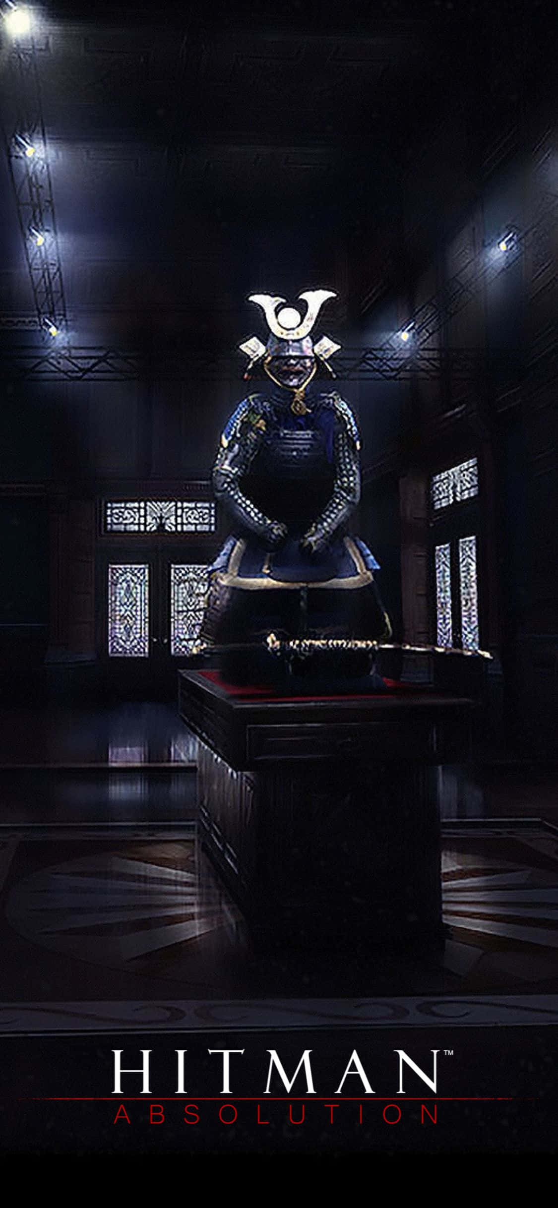 以 iPhone X 和《Hitman Absolution》升級你的遊戲體驗 壁紙 — 一位身穿華麗藍色鎧甲的武士莊嚴地站在一個光線昏暗、高天花板的廳堂中的基座上，廳內有彩繪玻璃窗。