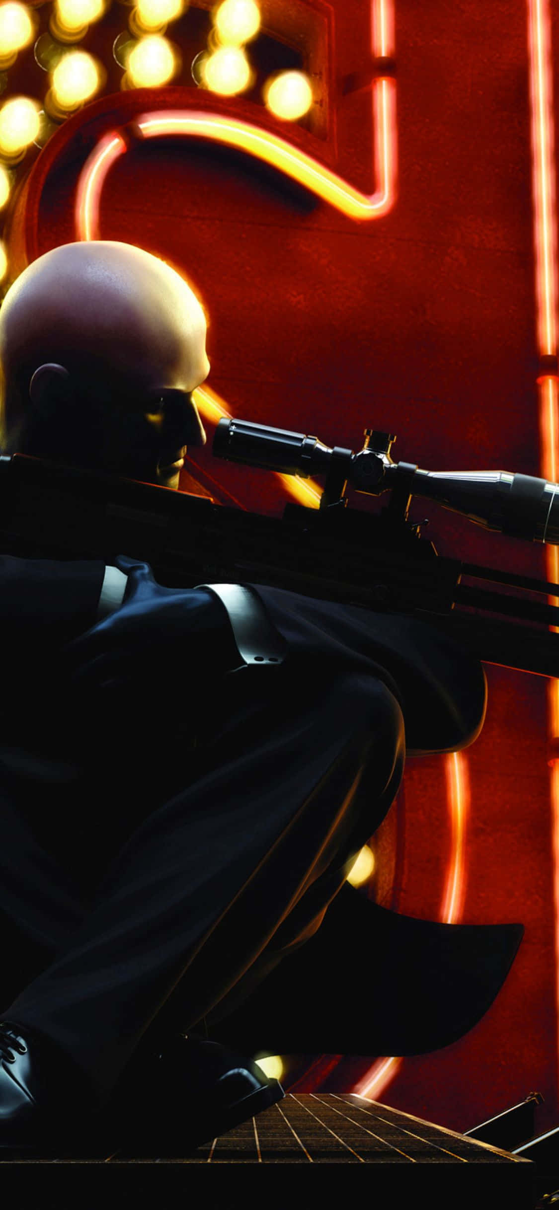 以 iPhone X 與《Hitman Absolution》風範承接任務 壁紙 — 一個光頭刺客穿著黑色西裝，以發光的紅色霓虹燈招牌為背景，瞄準狙擊步槍。
