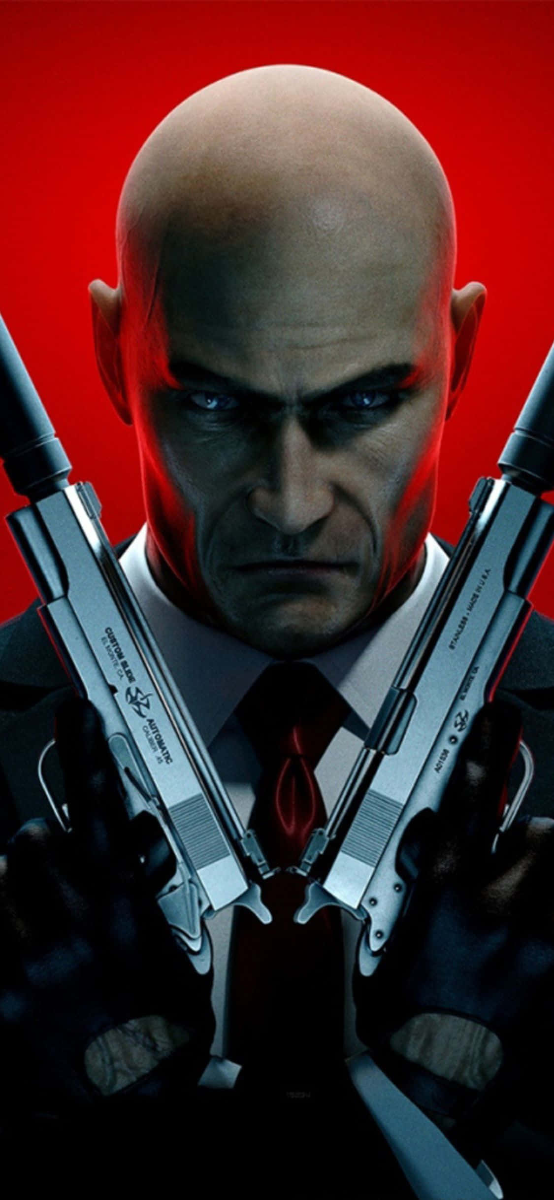 以 iPhone X 進入《Hitman Absolution》的動作世界 壁紙 — 一個光頭西裝男在鮮紅色背景前，雙手交叉握著兩把手槍放在胸前。