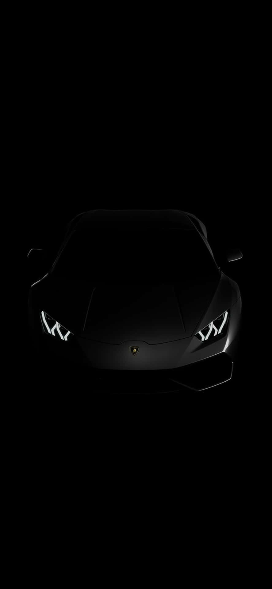 黑色林寶堅尼跑車在黑暗中車頭燈發光。