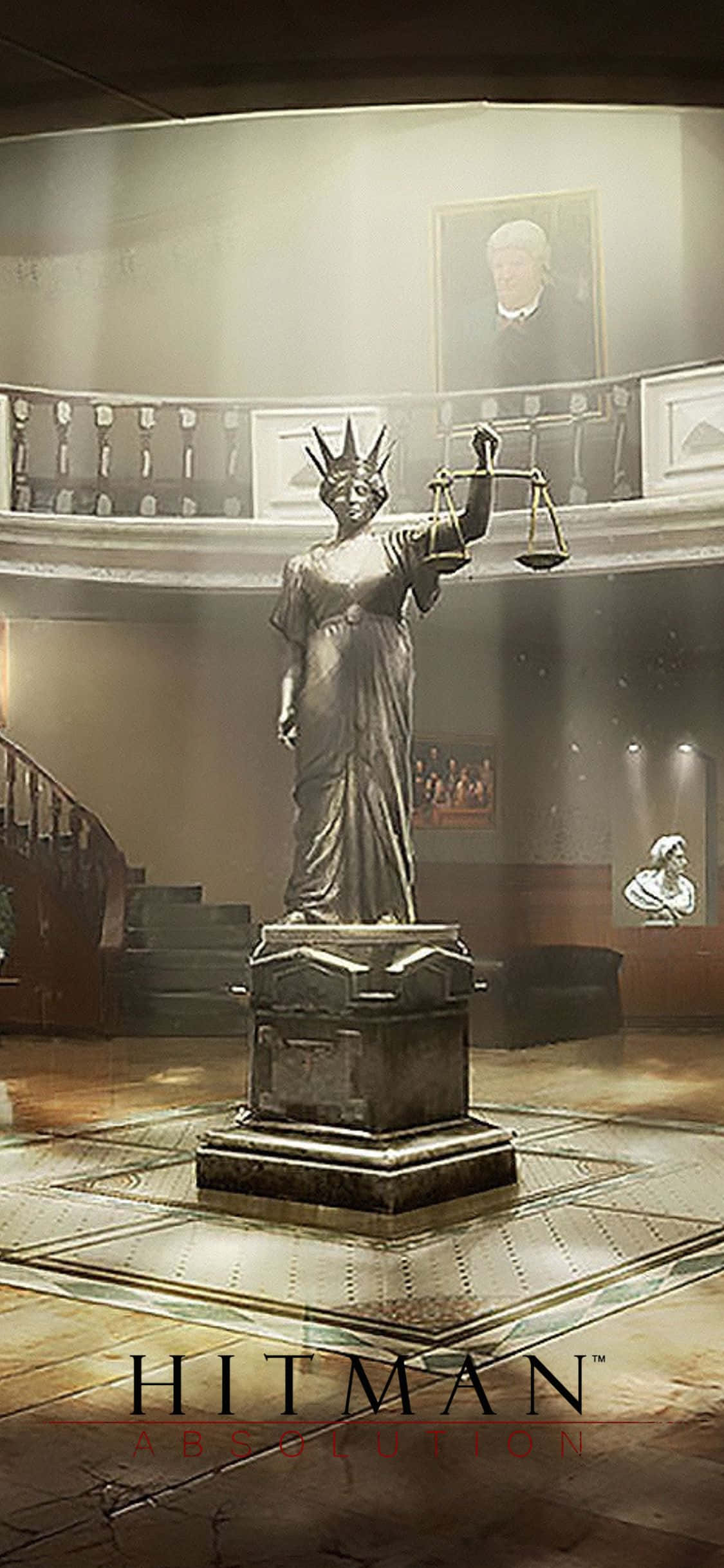 以 iPhone X 體驗《Hitman Absolution》，掌握你的命運 壁紙 — 宏偉的法院內部有一座高聳的正義女神雕像，在戲劇性的聚光燈下手持天秤。