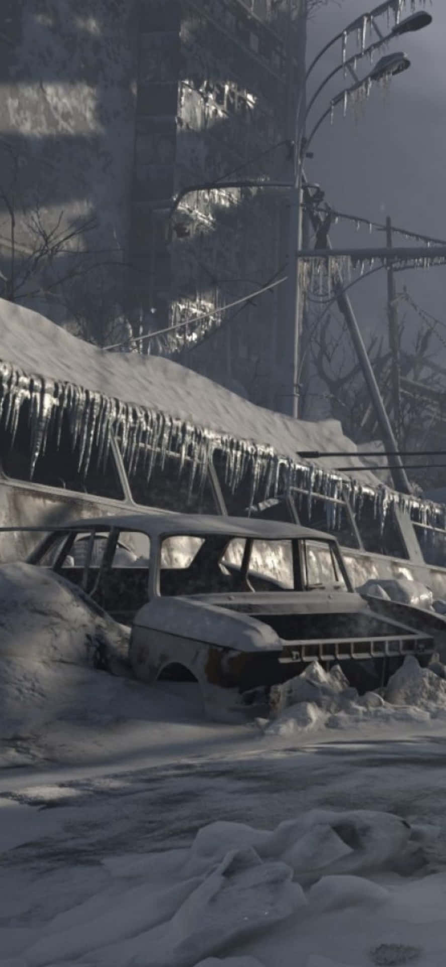 冰凍的城市景象，被遺棄的汽車埋在雪中，冰柱懸掛在路燈上。