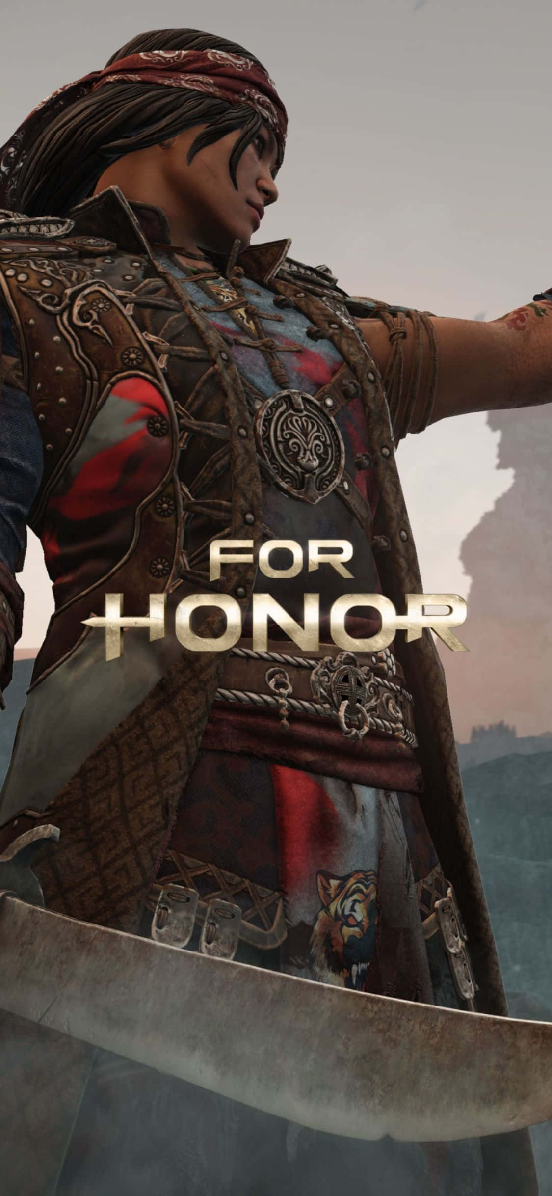 以 iPhone Xs — For Honor 展現勇氣與忠誠 壁紙 — 一名身穿華麗盔甲的戰士在迷霧戰場背景下握著一把巨大的劍，並顯示遊戲標題 For Honor。