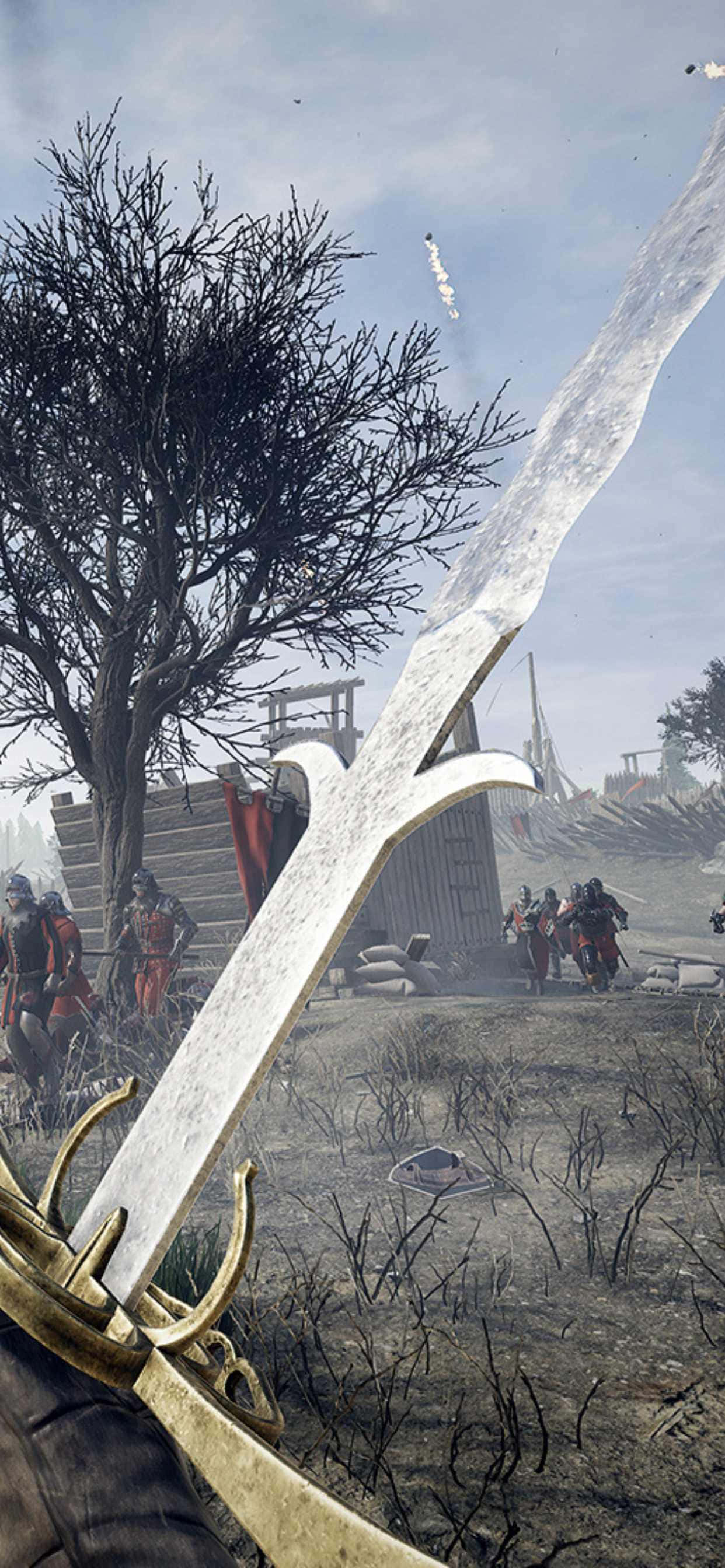 以 iPhone Xs Max 遊戲《Mordhau》擊敗對手！ 壁紙 — 一把閃閃發光的劍刃特寫佔據前景，身穿盔甲的士兵站在蒼白天空下的荒蕪戰場上。