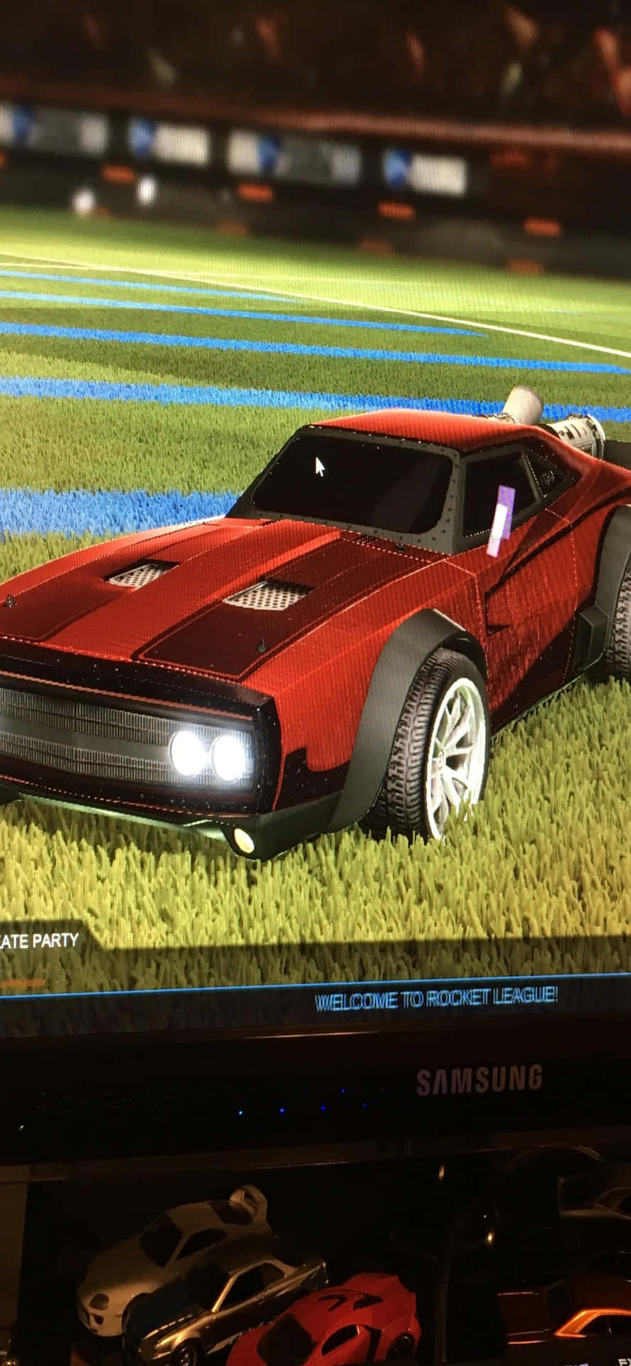 體育場綠色場地上的紅色Rocket League賽車。