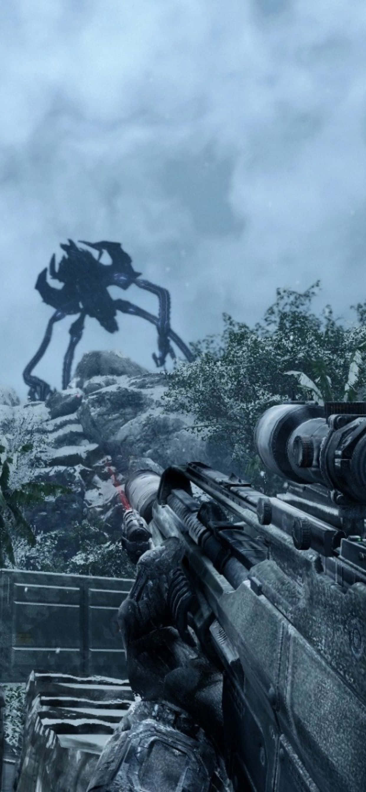 以 iPhone XS Max Crysis Warhead 稱霸戰場，展現傳奇畫質與力量 壁紙 — 第一人稱視角，一名士兵用狙擊步槍瞄準一隻聳立在雪地中的巨型怪異蜘蛛。