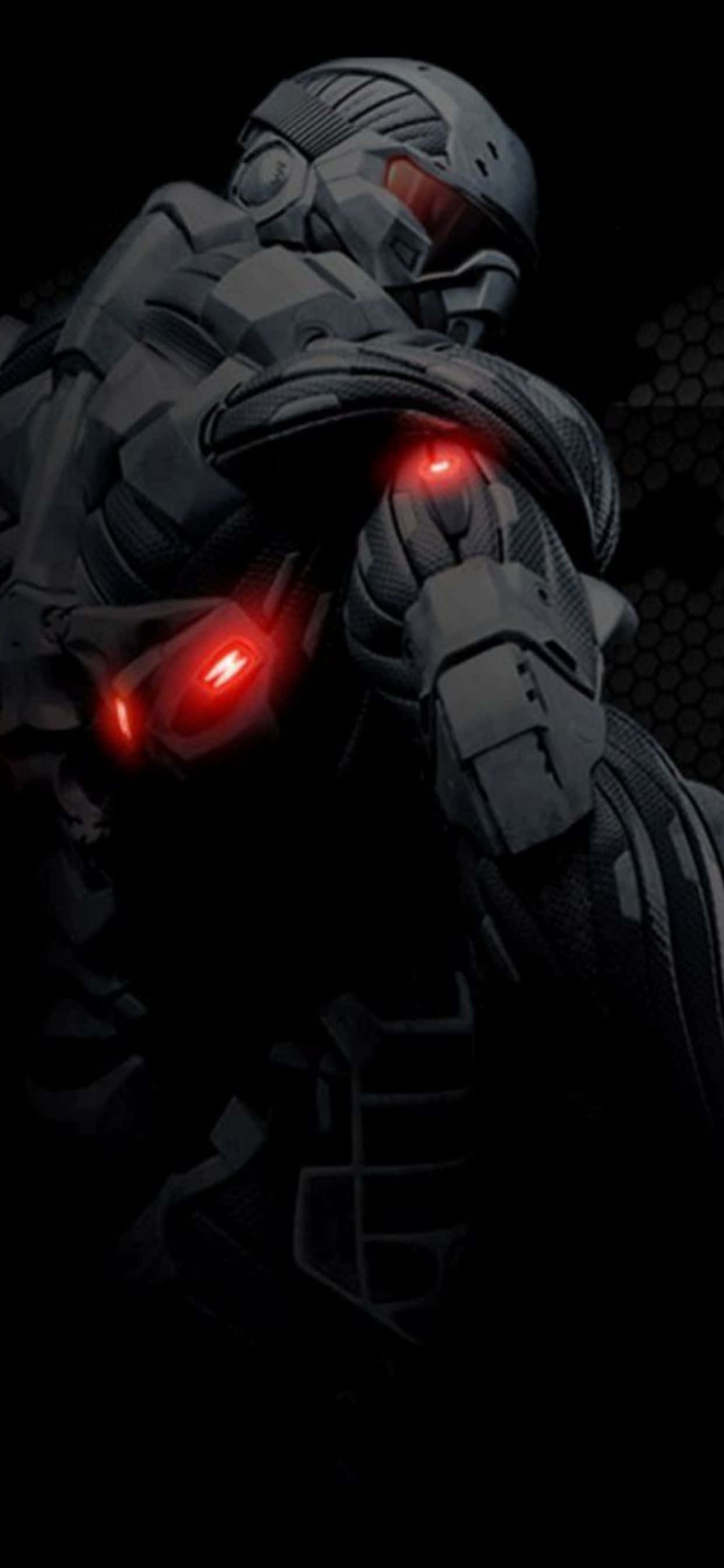以 iPhone XS Max 探索 Crysis Warhead 的深邃世界 壁紙 — 一個黑暗裝甲人物，擁有發光的紅色眼睛和肩燈，站在陰影輪廓中。