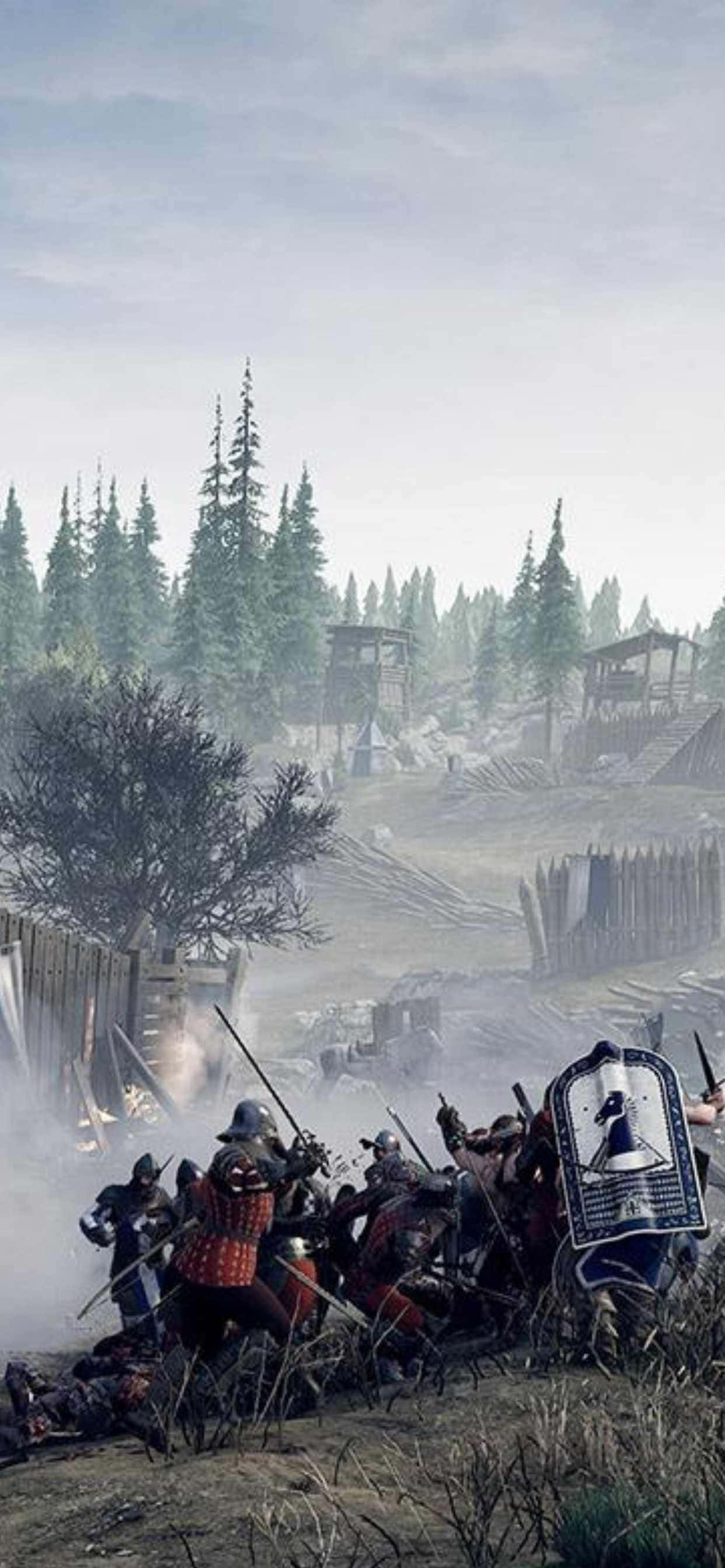以 iPhone Xs Max 遊戲《Mordhau》脫穎而出 壁紙 — 武士在煙霧彌漫的中世紀戰場上衝突，周圍是松樹林和木製防禦工事。