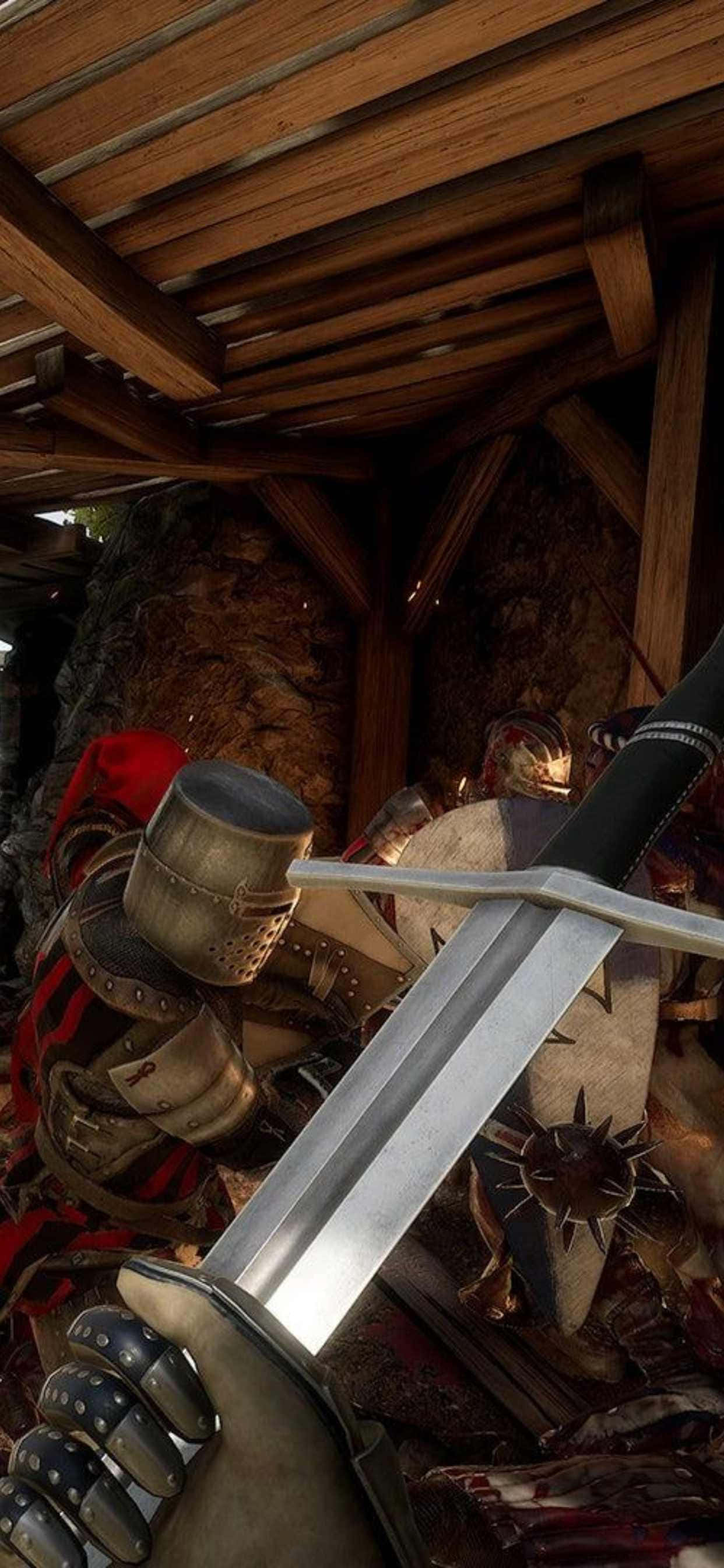 以 iPhone XS Max 遊戲《Mordhau》成為劍術大師 壁紙 — 特寫鏡頭：騎士戴手套的手在木樑下緊握劍刃，身處簡樸石室。