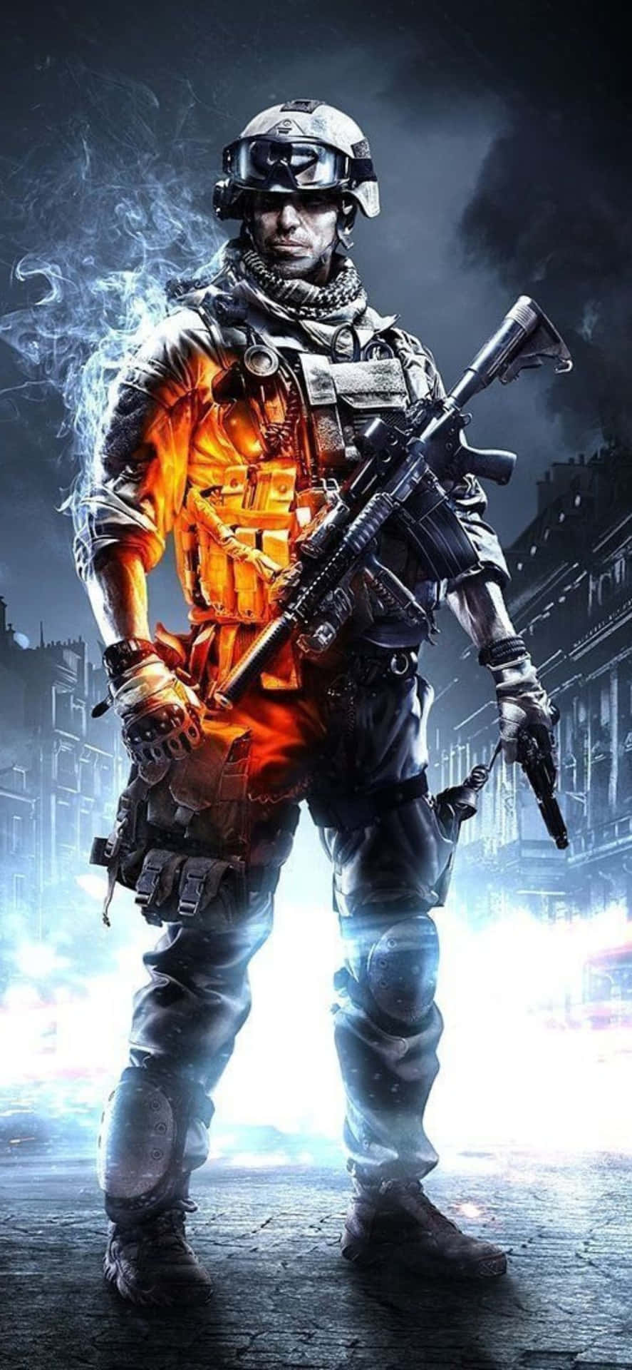 被火焰吞噬的戰術士兵夜晚站在黑暗的城市街道上。