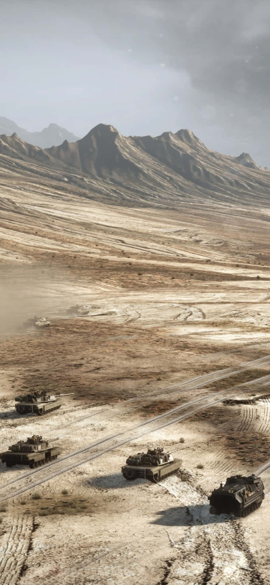 四輛軍用坦克在塵土飛揚的沙漠景觀中移動，背景是山脈。