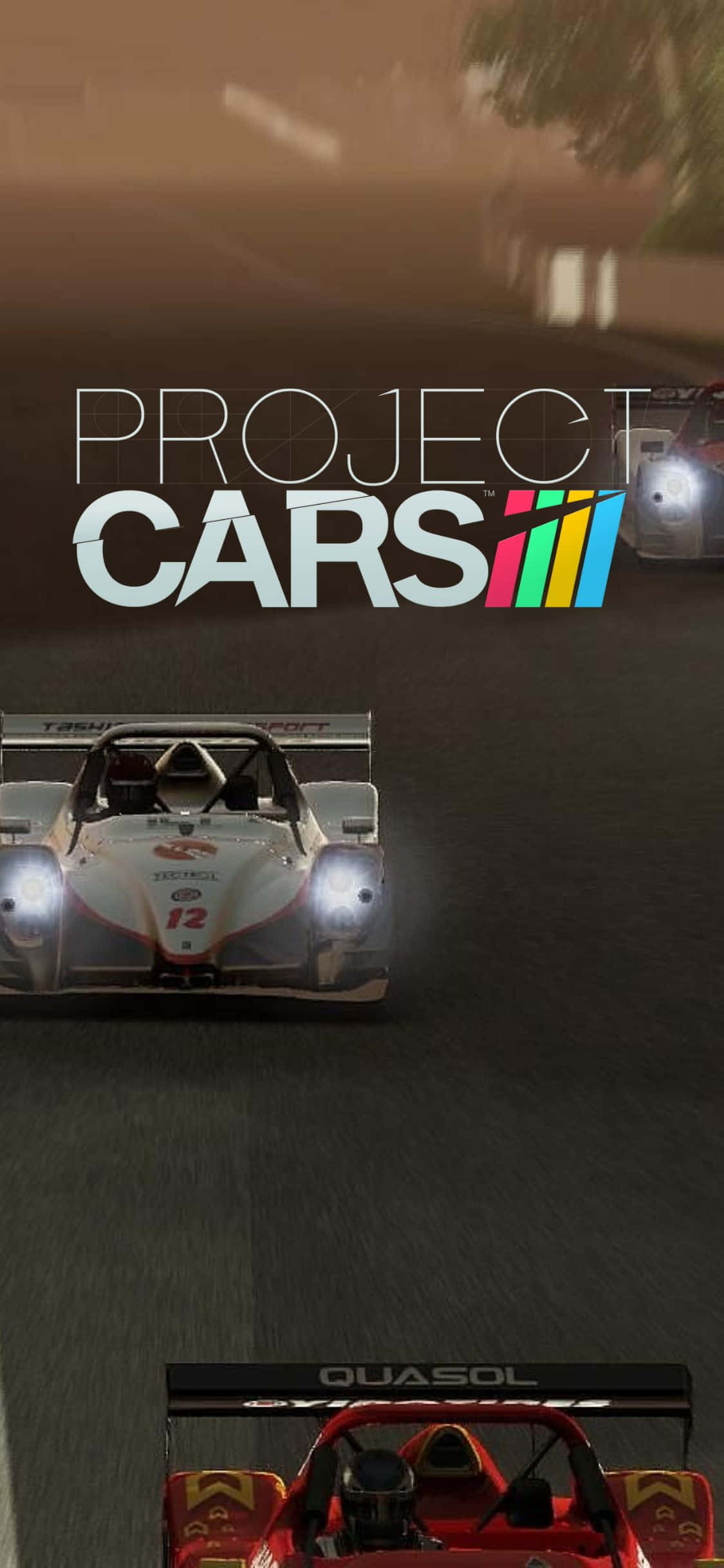 以 iPhone Xs 與 Project Cars 將您的賽車熱情推向巔峰 壁紙 — 兩輛賽車在夜間沿著昏暗的賽道飛馳，車頭燈閃爍，並覆蓋遊戲標題。