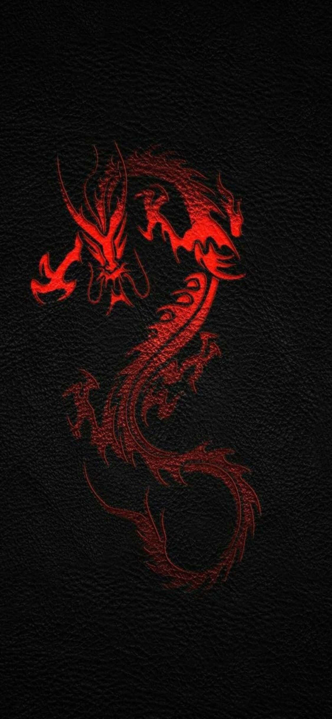 以 iPhone XS 超越《龍 Age》 壁紙 — 一條火紅色的龍以發光的細節蝕刻，在紋理黑色皮革背景上動態盤繞。