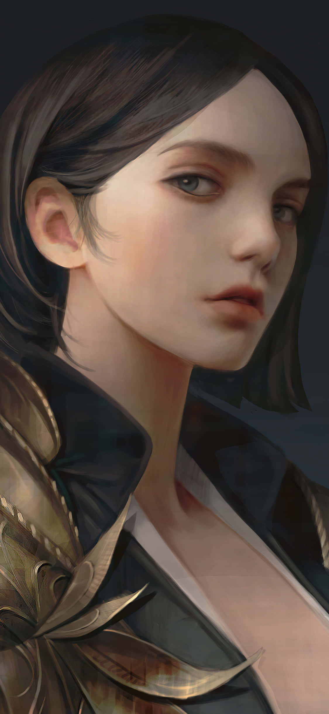 以 iPhone Xs 開啟《龍 Age 詛咒》的奇幻冒險 壁紙 — 一位年輕女性嘅特寫肖像，佢有深色頭髮同銳利嘅眼睛，喺深色背景前穿著華麗嘅金色盔甲。